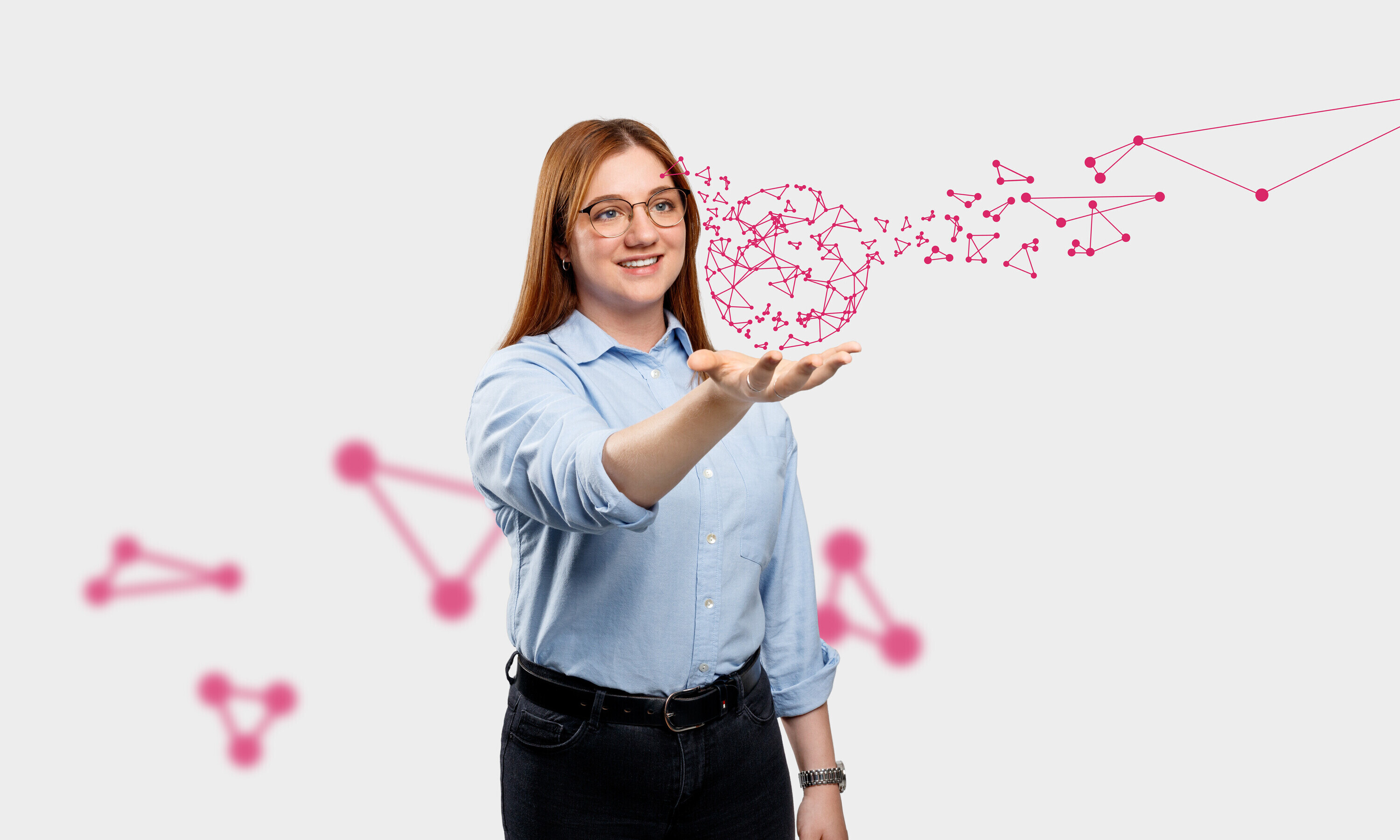 Eine Studentin steht in einem weissen Raum und hat die Hände für die Vernetzung der digitalen Welt ausgestreckt, die in Form einer Weltkugel dargestellt ist.