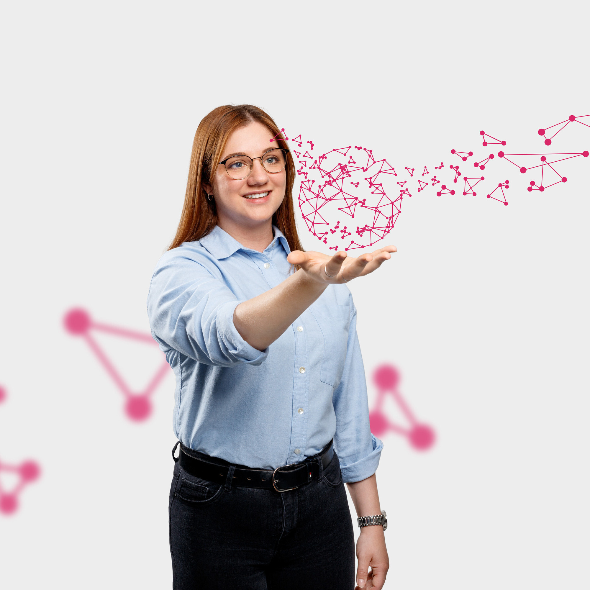 Eine Studentin steht in einem weissen Raum und hat die Hände für die Vernetzung der digitalen Welt ausgestreckt, die in Form einer Weltkugel dargestellt ist.