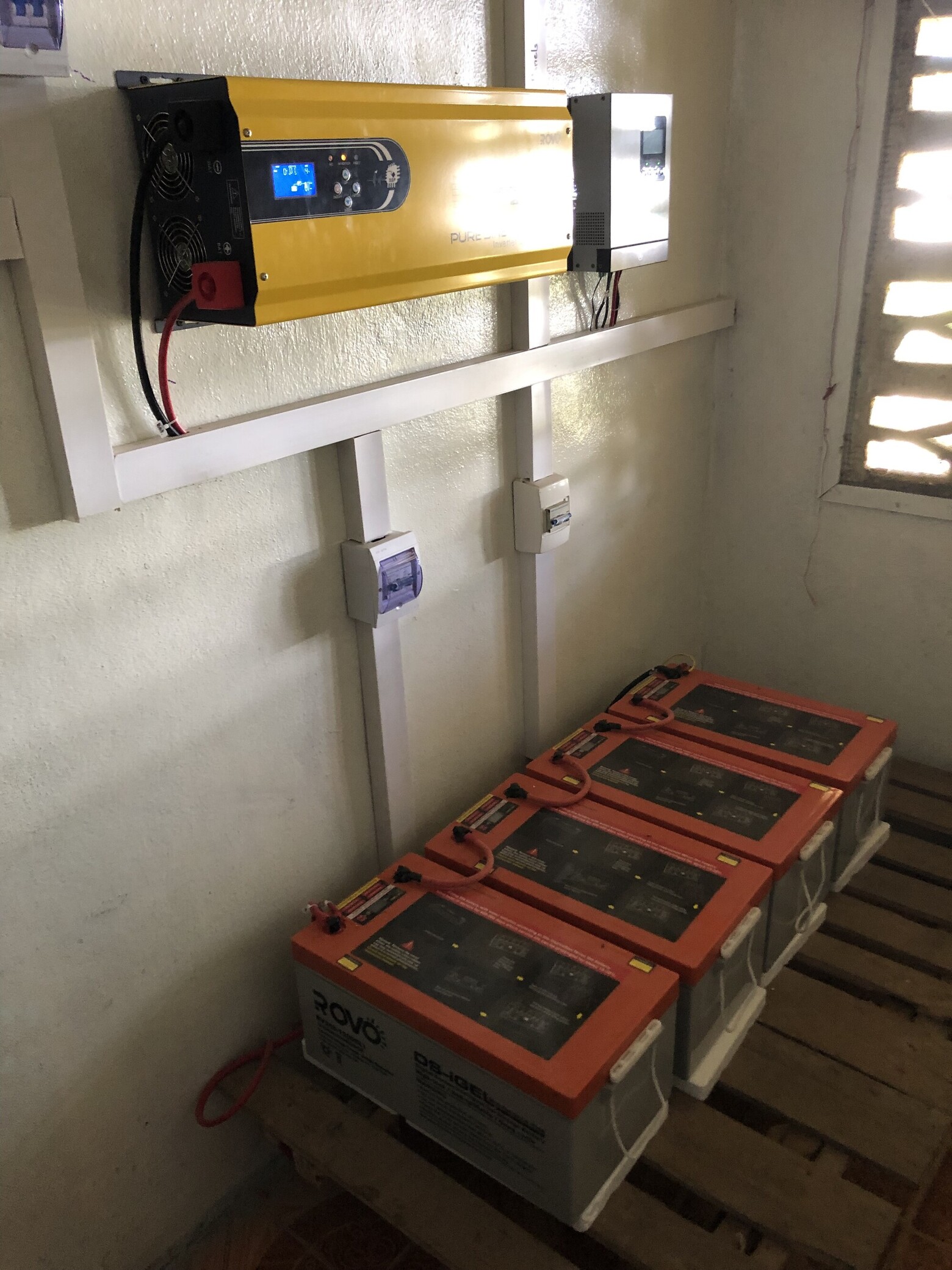 Zum Teil der Solaranlage gehören der Wechselrichter und der Batteriespeicher, die sich im Gebäude befinden.