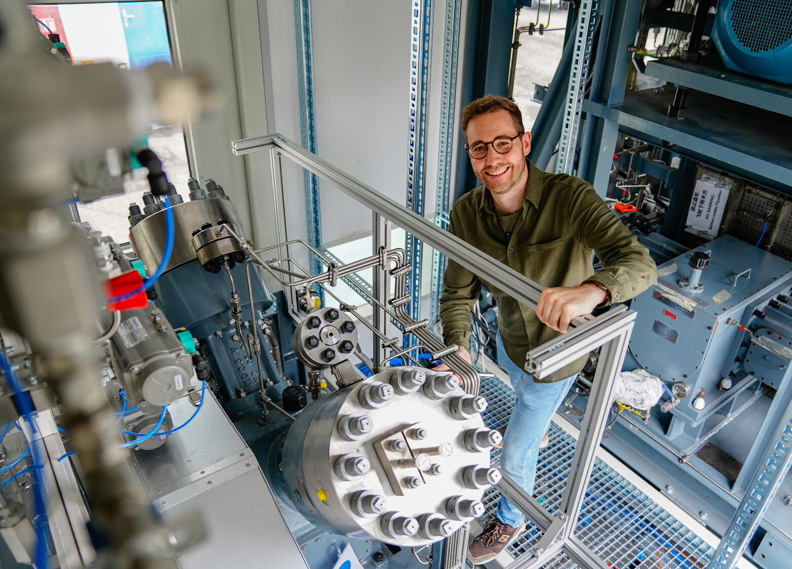 Silvan Schmid in der mobile und modulare Wasserstoff-Tankstelle
