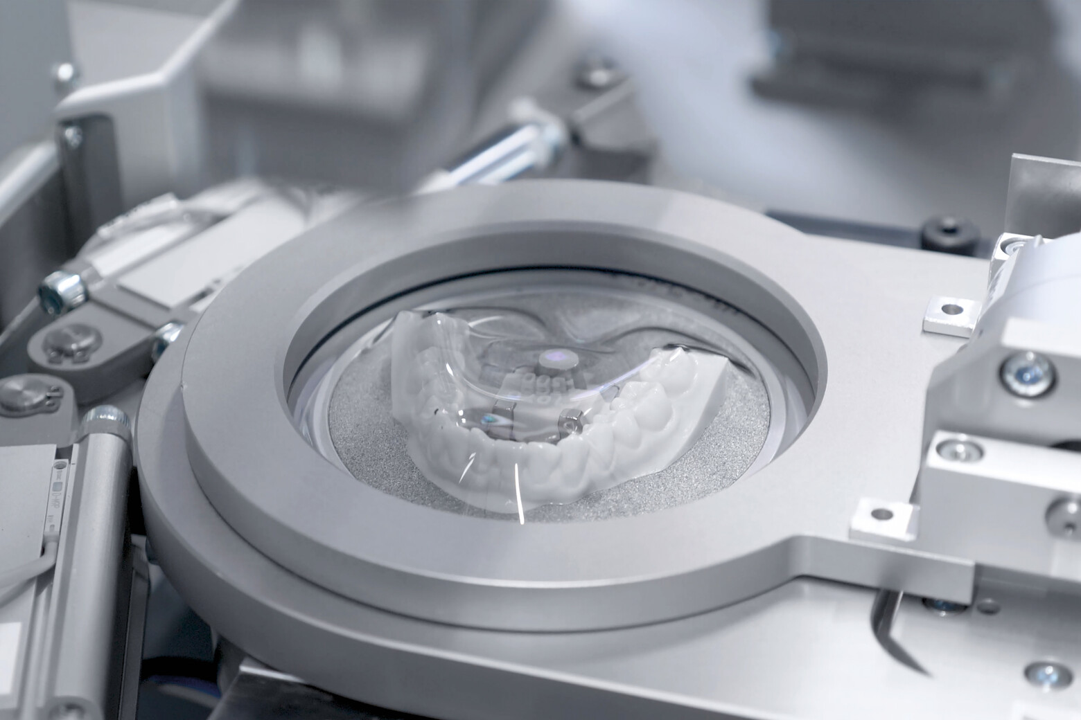 Ein Aligner auf der Zielgeraden. Dieser wird schon bald für schöne Zähne beim Kunden sorgen.