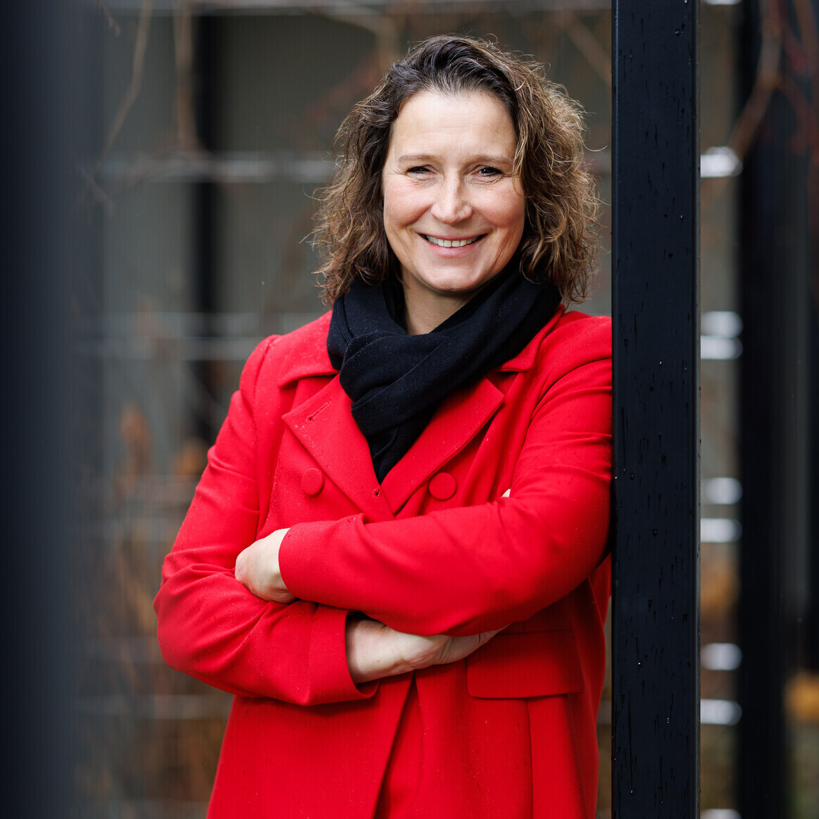 Das Porträt zeigt Grudrun Haager, eine Führungsperson im Gesundheitswesen, die an der OST einen Executive Master of Business Administration (EMBA) absolviert hat.