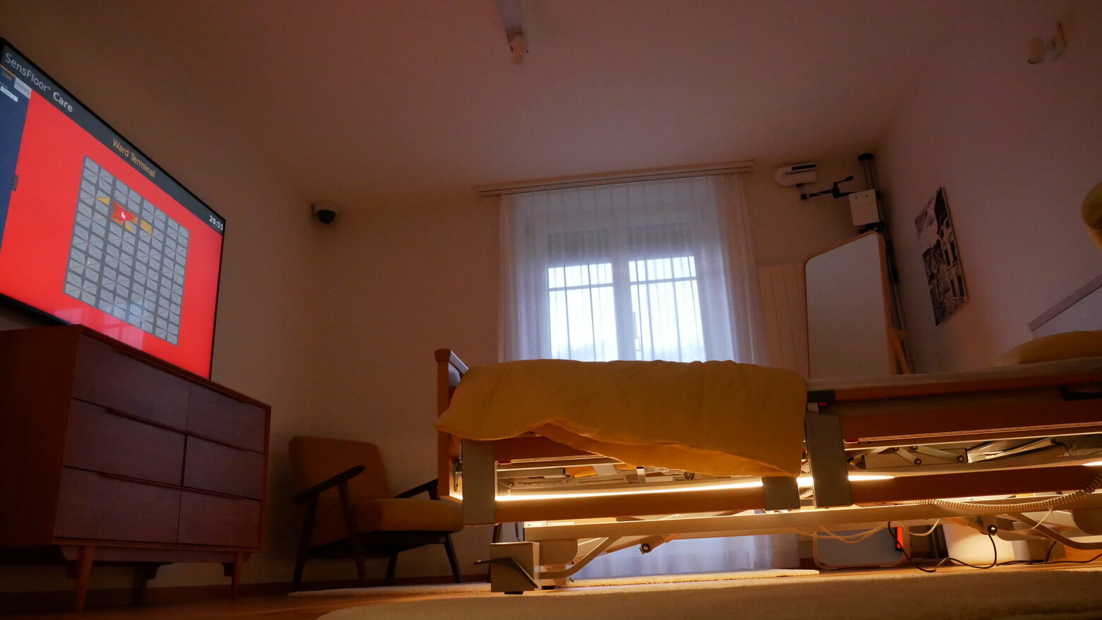 Dieses speziell konzipierte Bett ist ausgestattet mit einer Sturzsicherung per KI.