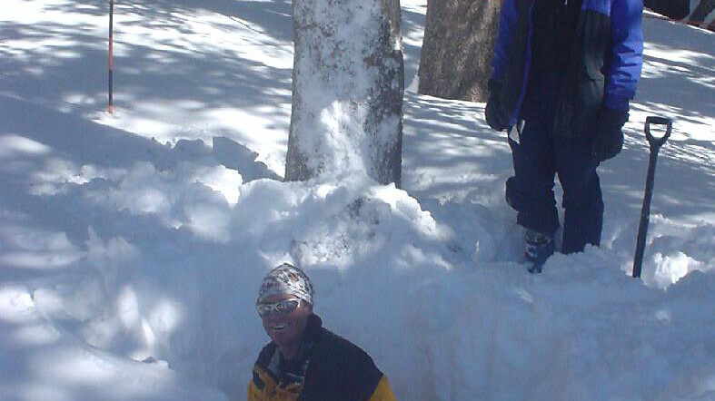 Prof. Dr. Thomas Kämpfer im «Schneeloch» bei der Arbeit am Schneeprofil.