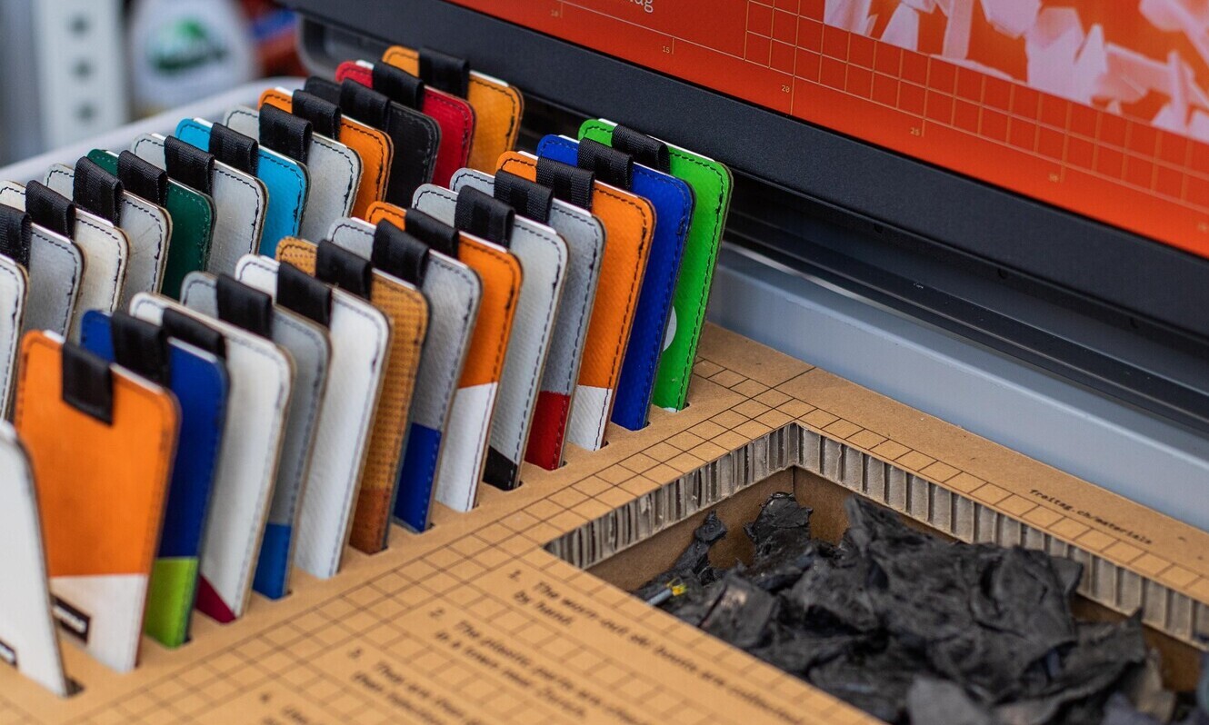 Die praktischen Kartenetuis aus recycelten LKW-Planen sind in verschiedenen Farben erhältlich und selbst wiederverwertbar.