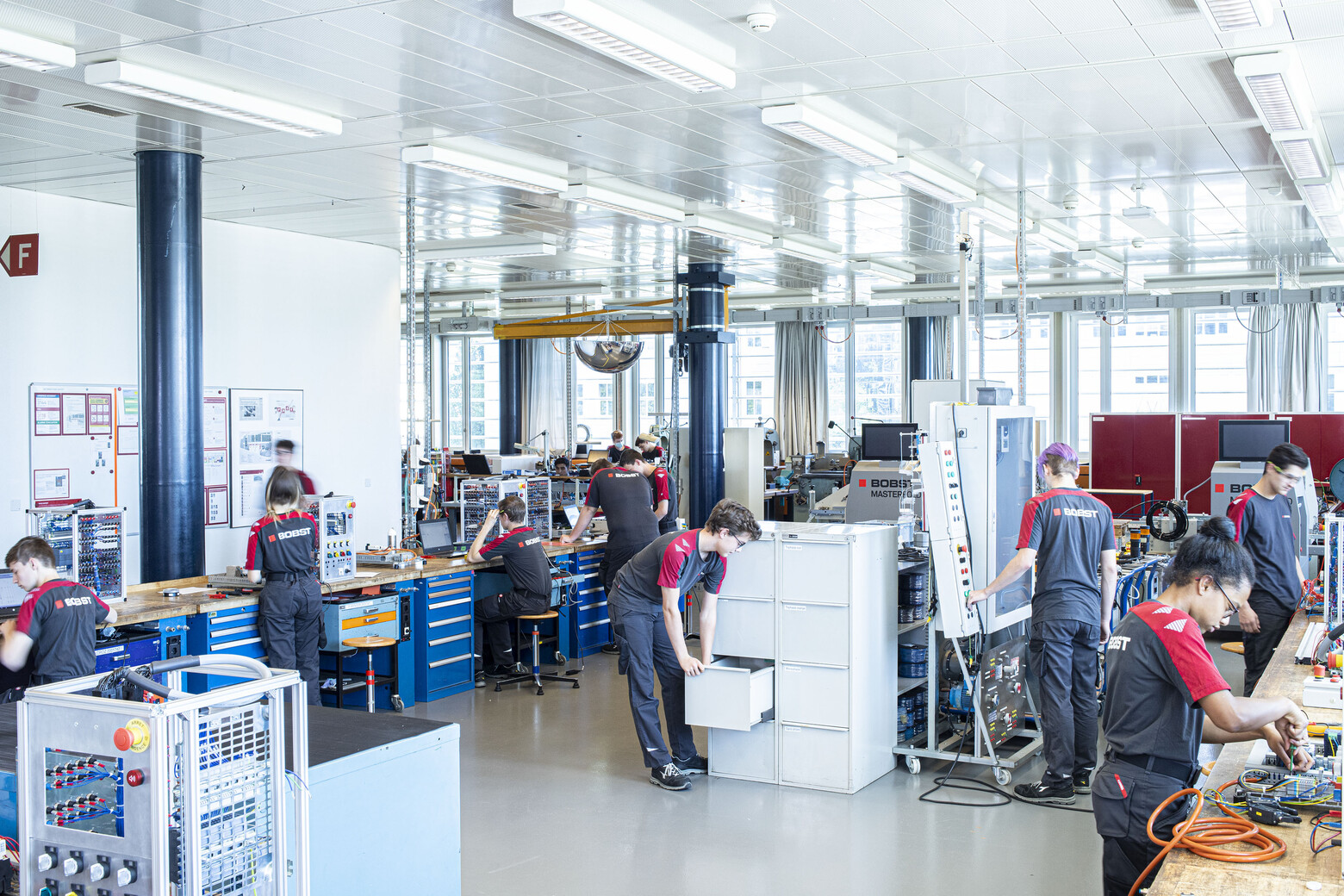 Es handelt sich um eine Werkstatt für Polymechaniker mit verschiedenen Werkzeugen und Apparaturen.