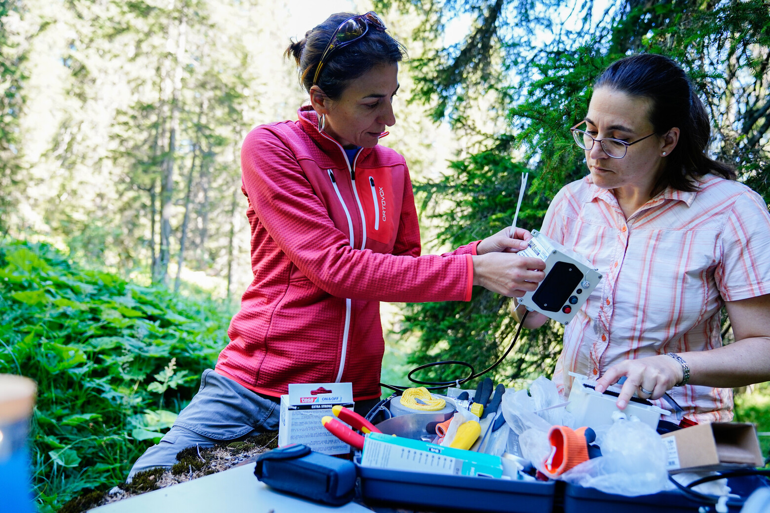 Daniela und Jeannette Lippuner mit einem Messgerät und verschiedenen Werkzeugen.