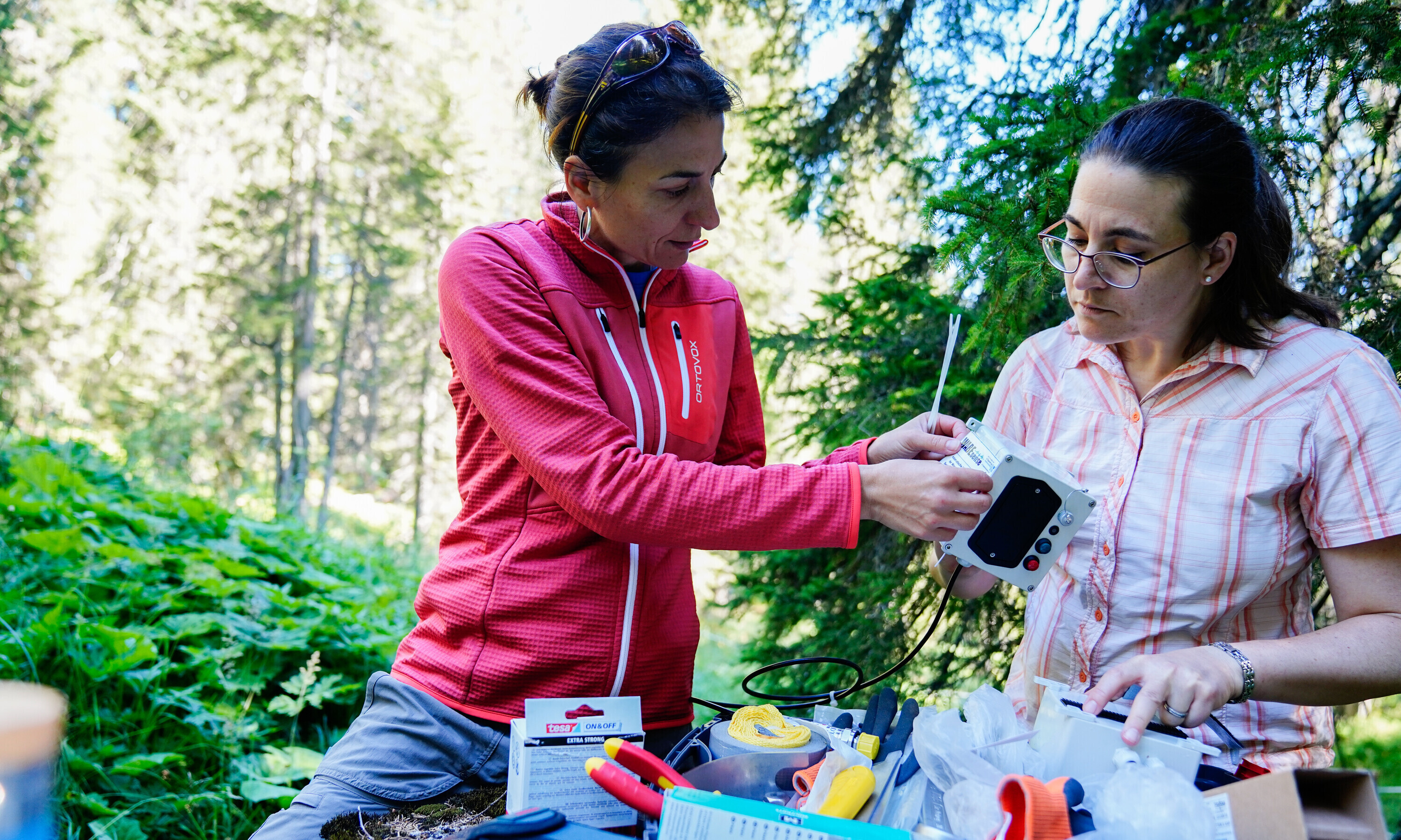 Daniela und Jeannette Lippuner mit einem Messgerät und verschiedenen Werkzeugen.