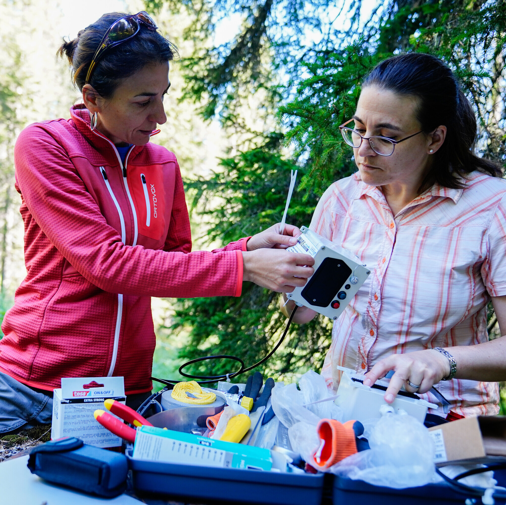 Daniela und Jeannette Lippuner mit einem Messgerät und verschiedenen Werkzeugen.