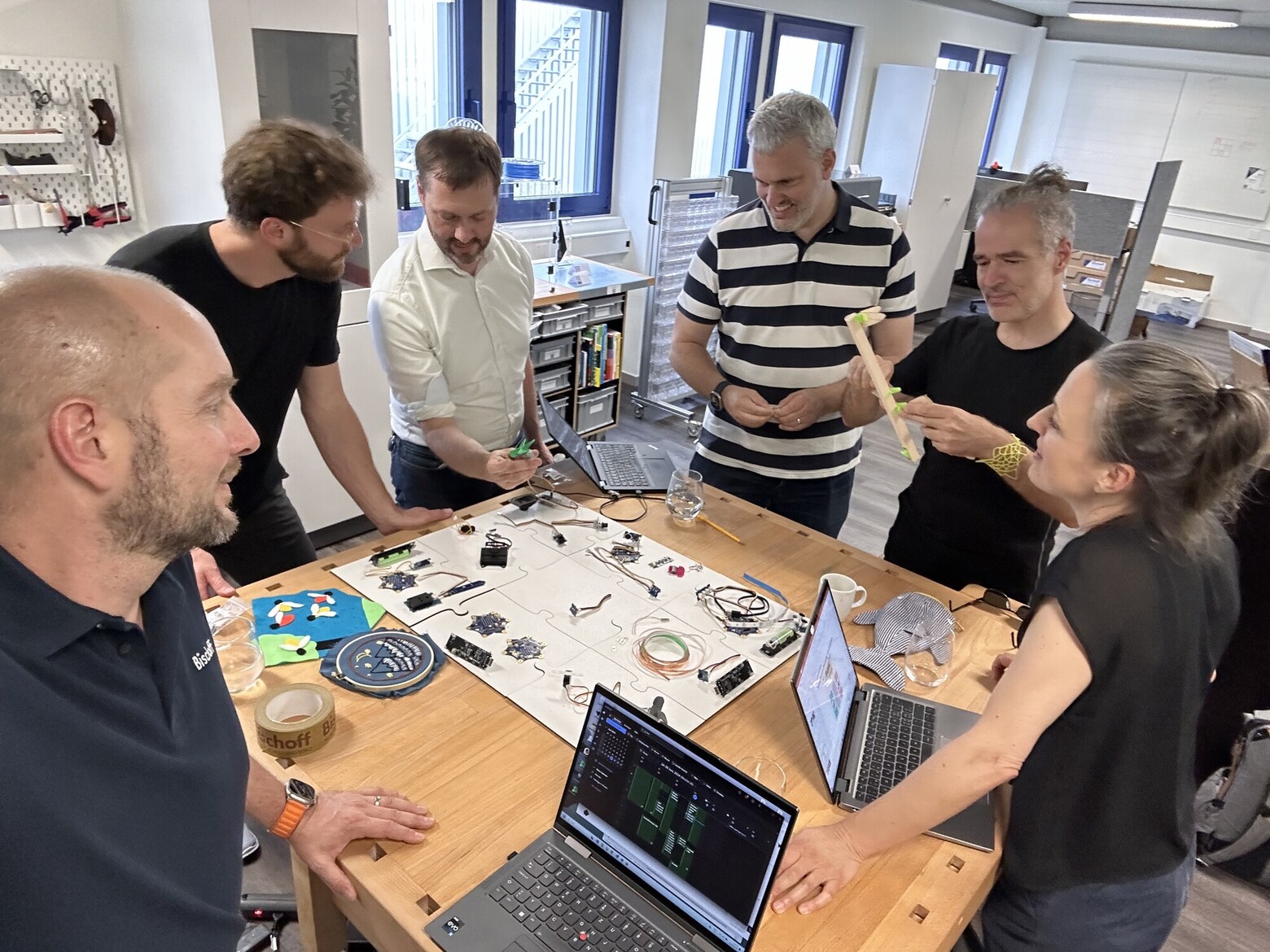 Prof. Dr. Selina Ingold vom IDEE Institut für Innovation, Design und Engineering mit Projektbeteiligten.