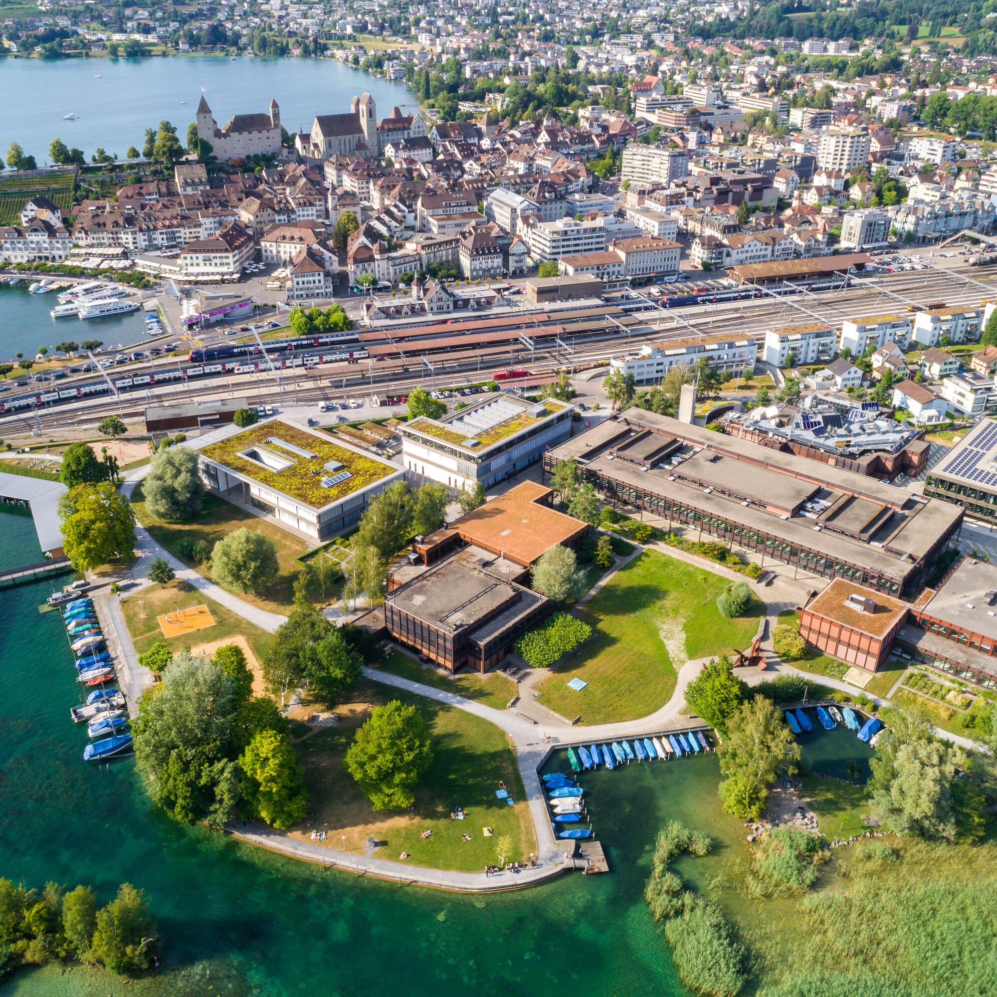 Der OST-Campus Rapperswil-Jona befindet sich zwischen dem Bahnhof Rapperswil und dem Zürichsee.