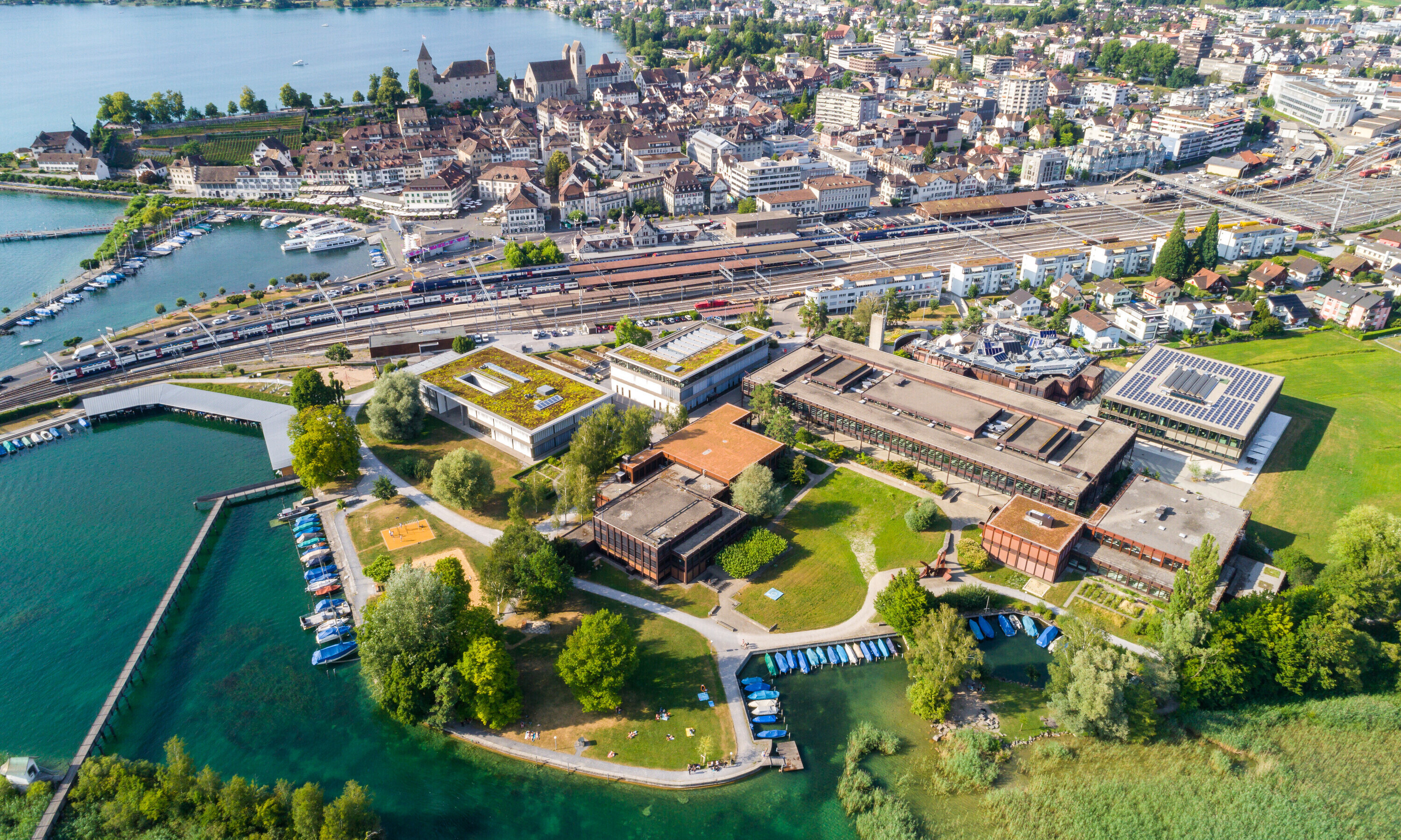 Der OST-Campus Rapperswil-Jona befindet sich zwischen dem Bahnhof Rapperswil und dem Zürichsee.