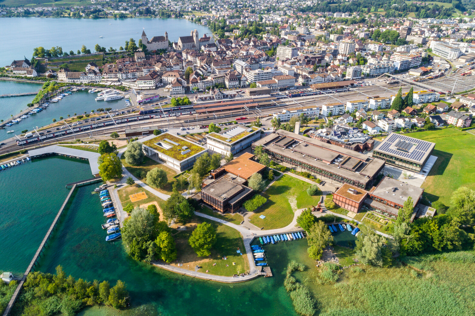 Der OST-Campus Rapperswil-Jona befindet sich zwischen dem Bahnhof Rapperswil und dem Zürichsee.