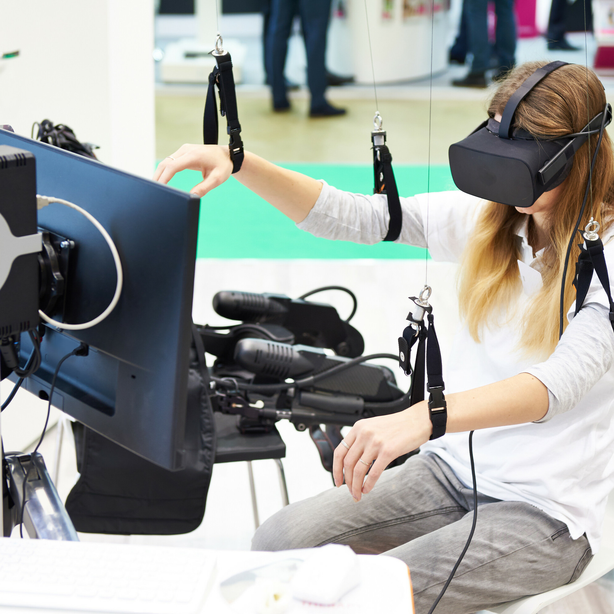 Stand mit einem Virtual-Reality-Gerät für die Rehabilitation von Menschen