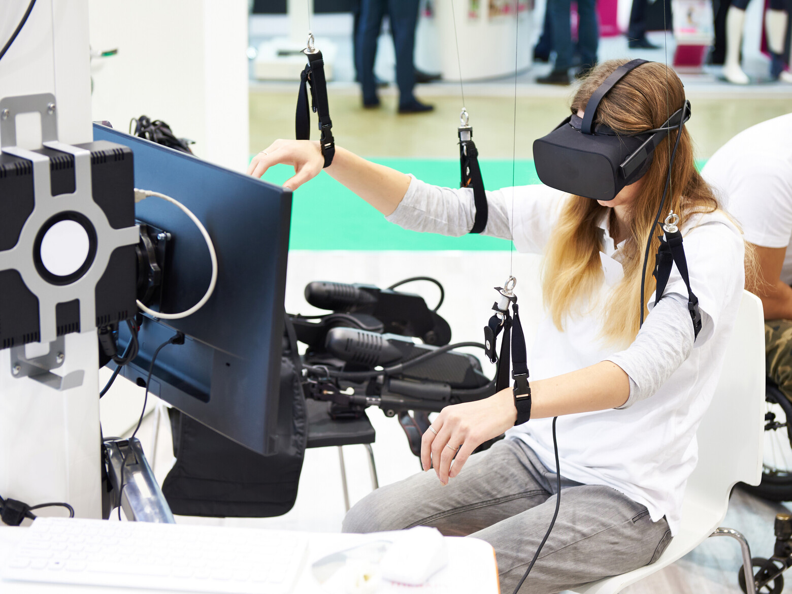Stand mit einem Virtual-Reality-Gerät für die Rehabilitation von Menschen