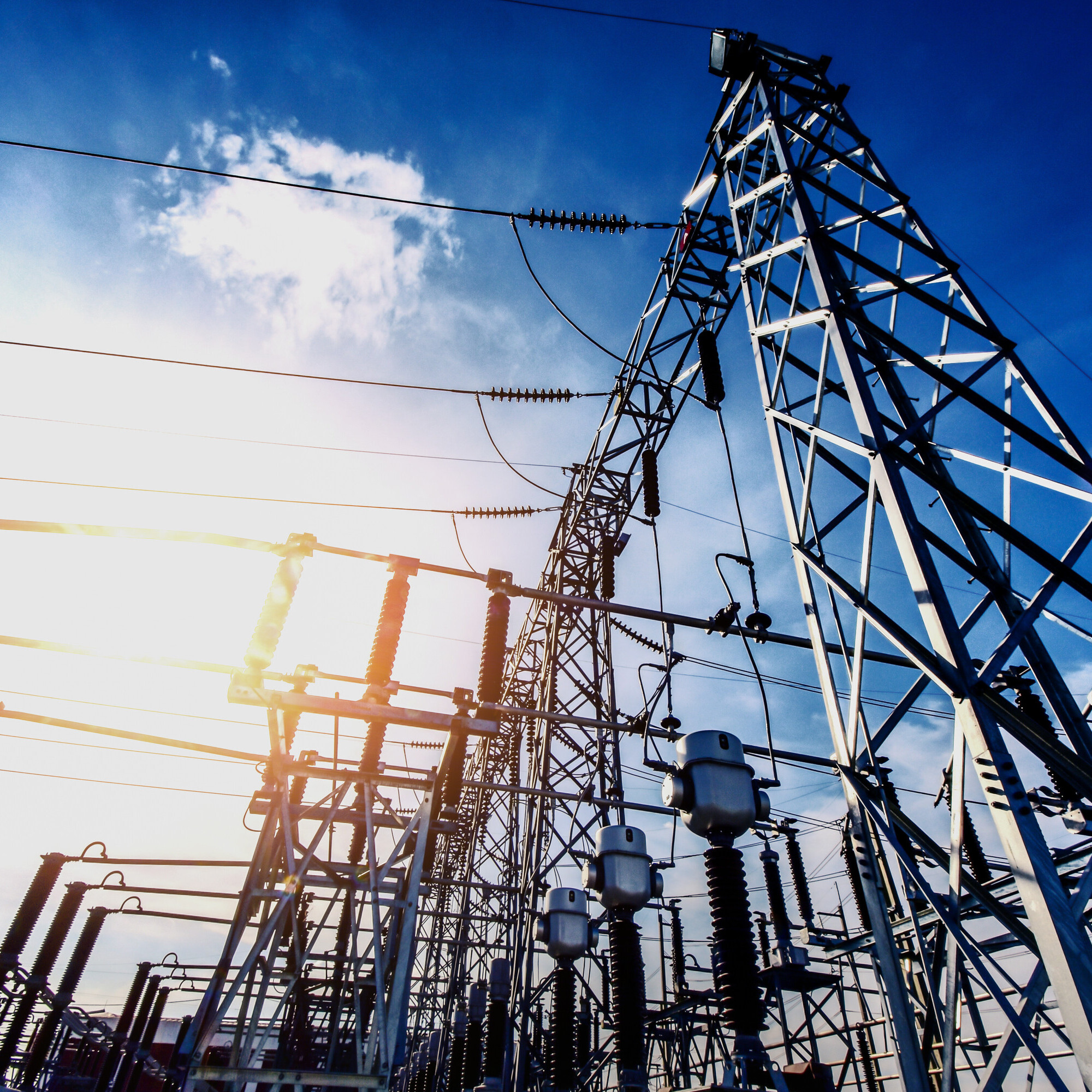 Das Bild zeigt Hochspannungsleitungen, das Rückgrat der Schweizer Strominfrastruktur.