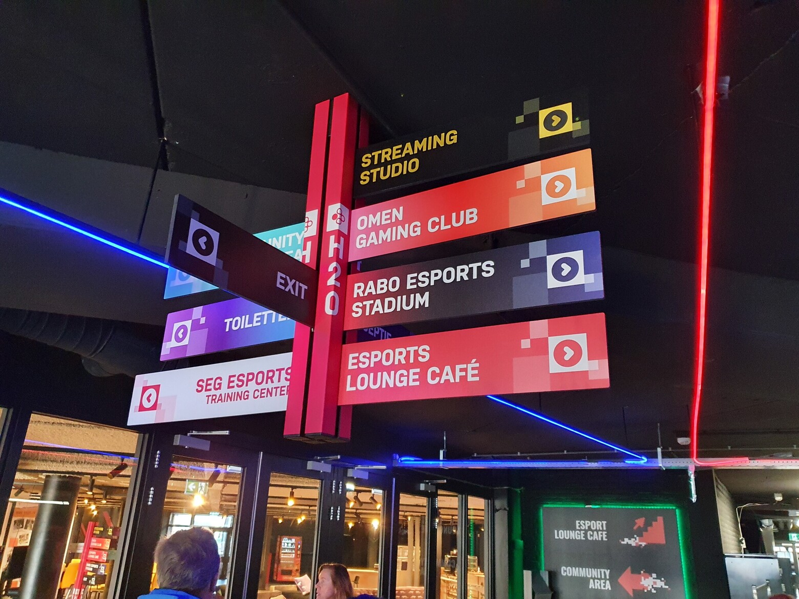 Am VoVE E-Sport zeigen einige Wegweiser die Möglichkeiten der Messe an.