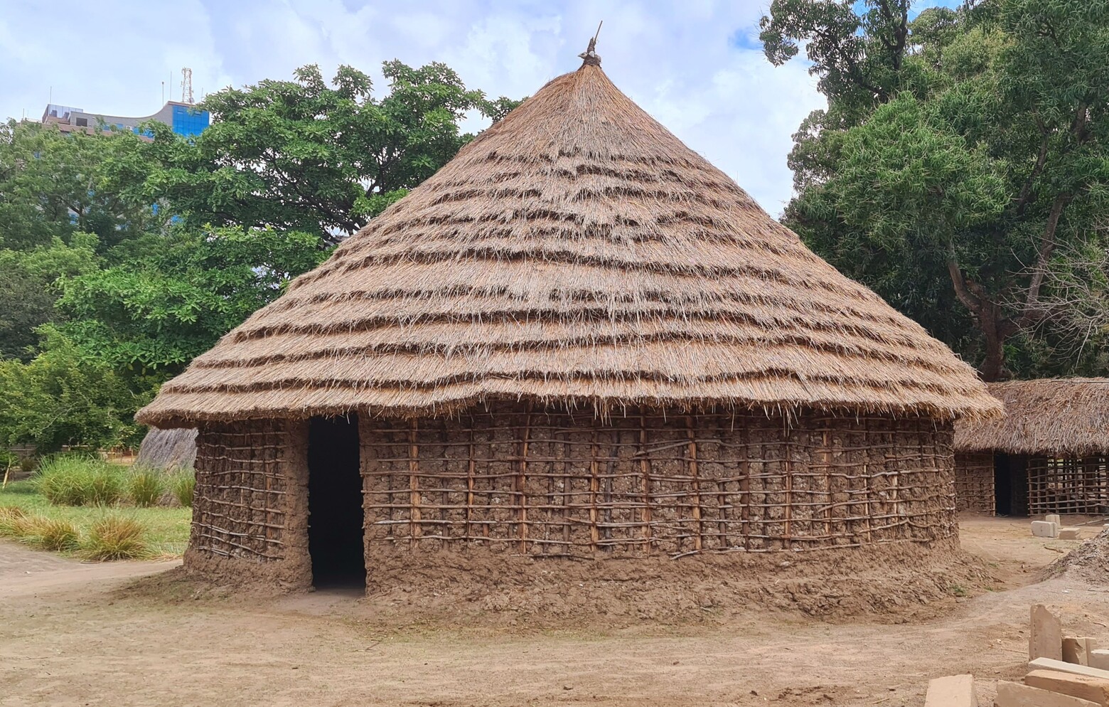Die traditionellen Rundhütten in Tansania sind aus lokalen Materialien wie Lehm, Holz und Stroh gebaut.