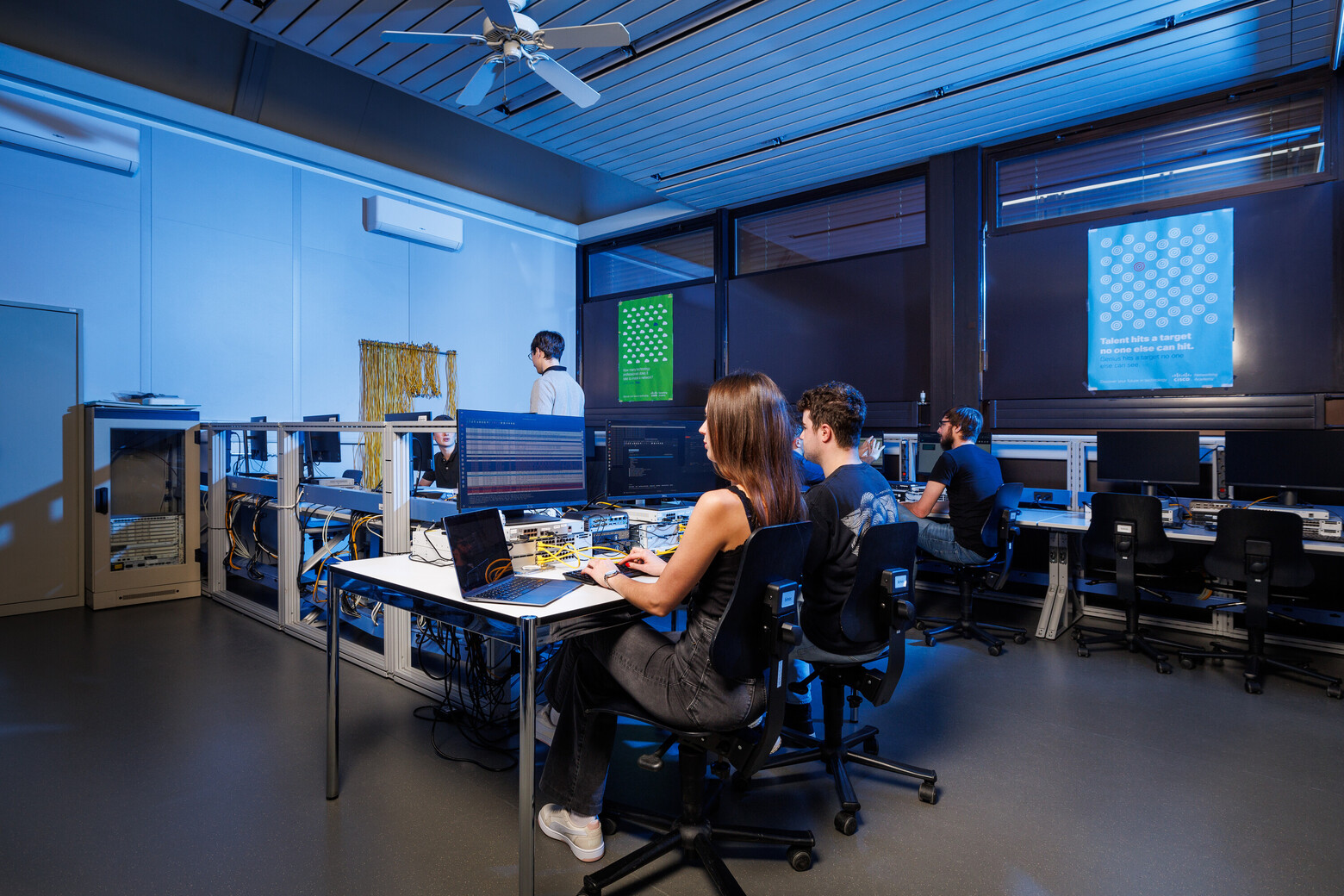 Arbeitsplätze im Computernetzlabor der OST.