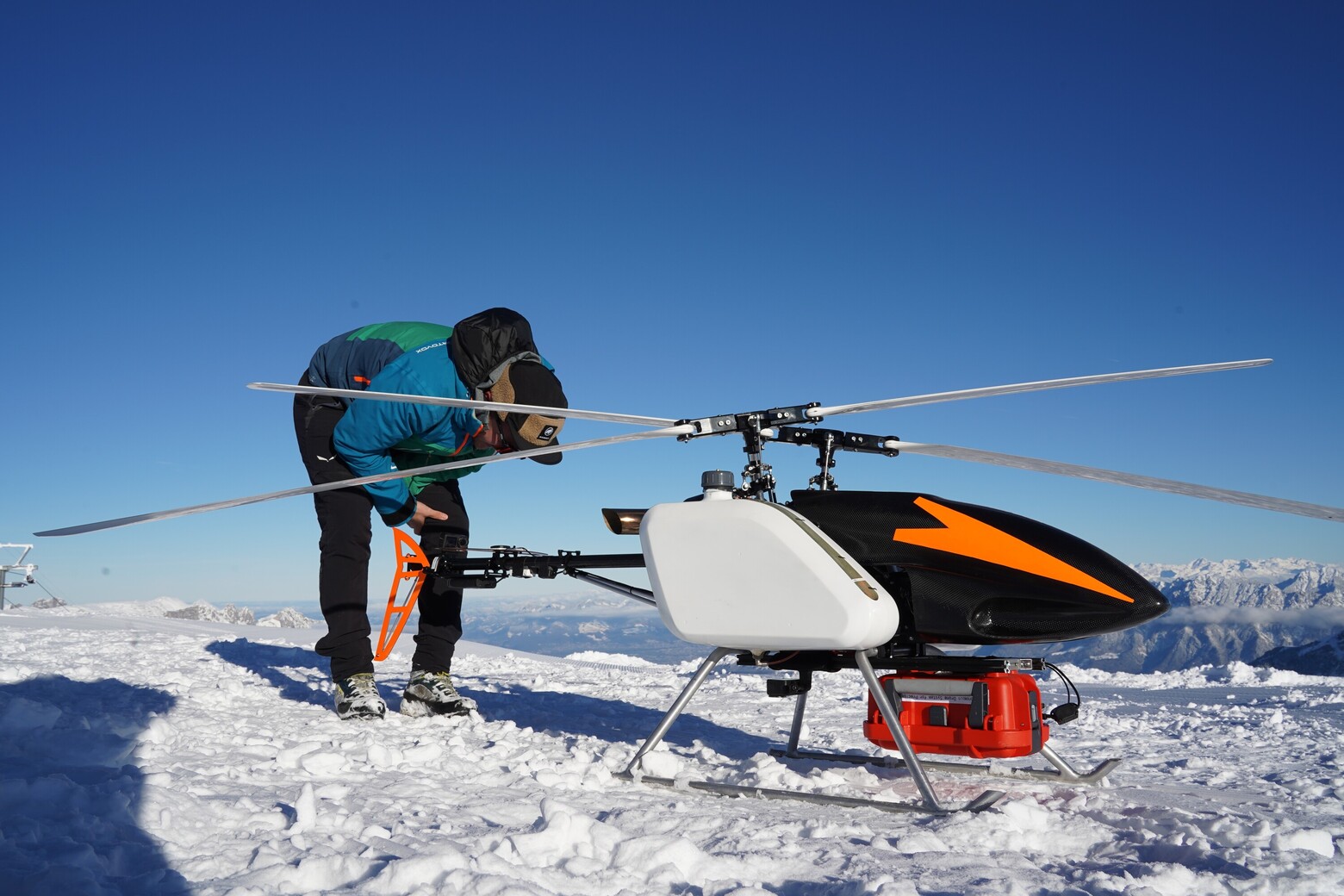 Der Helikopter wird startklar gemacht.