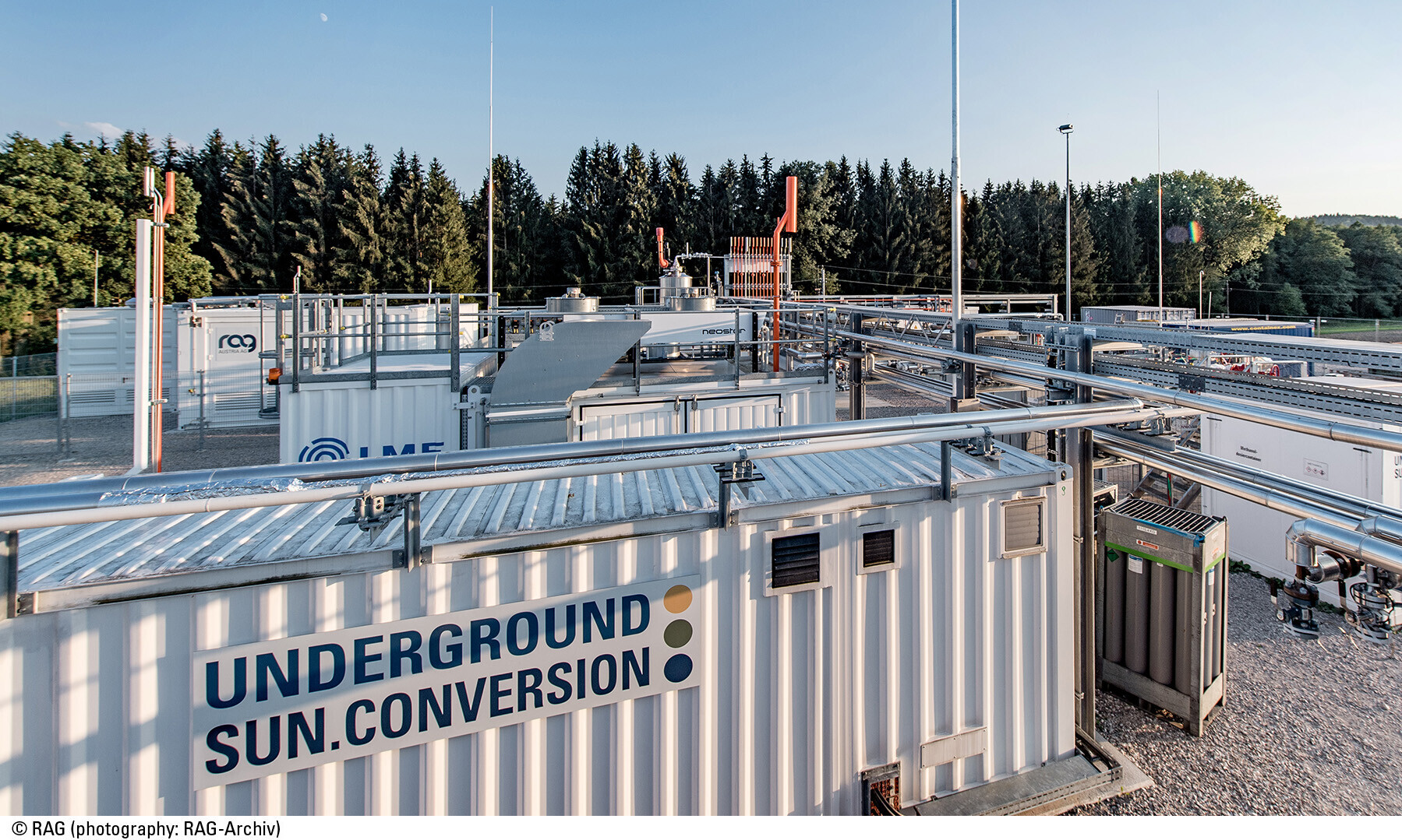 Das ist die Versuchsstätte Underground Sun Conversion in Österreich mit Containern und Leitungen.
