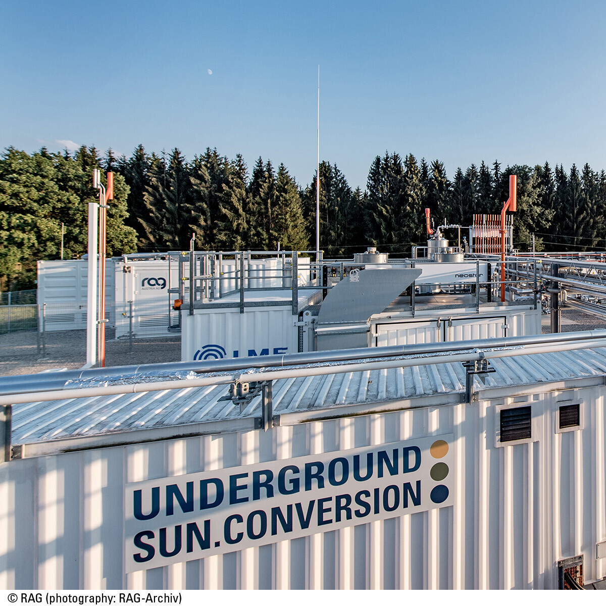 Das ist die Versuchsstätte Underground Sun Conversion in Österreich mit Containern und Leitungen.