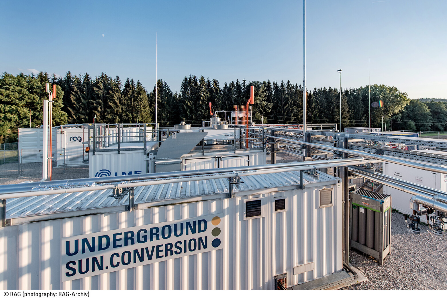 Das ist die Versuchsstätte Underground Sun Conversion in Österreich mit Containern und Leitungen.