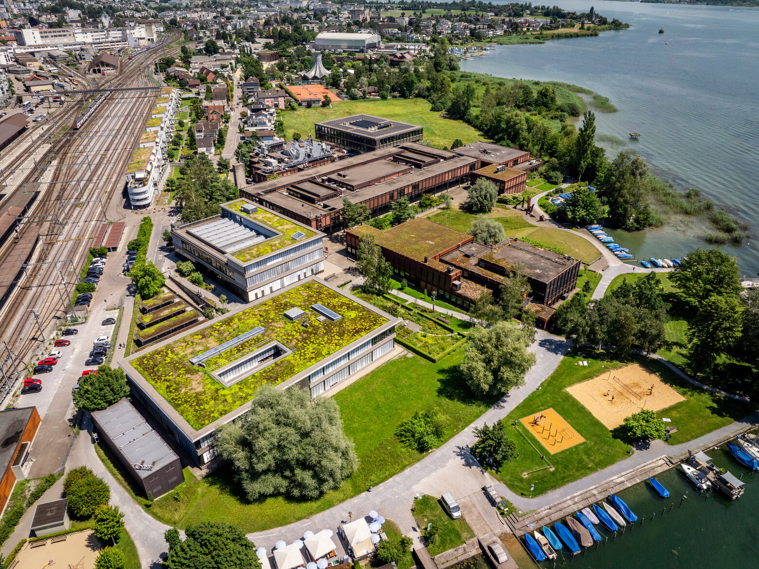 Campus Rapperswil-Jona als Reallabor mit Biodiversitätsflächen und über 500 Pflanzenarten für Lehre und Forschung.