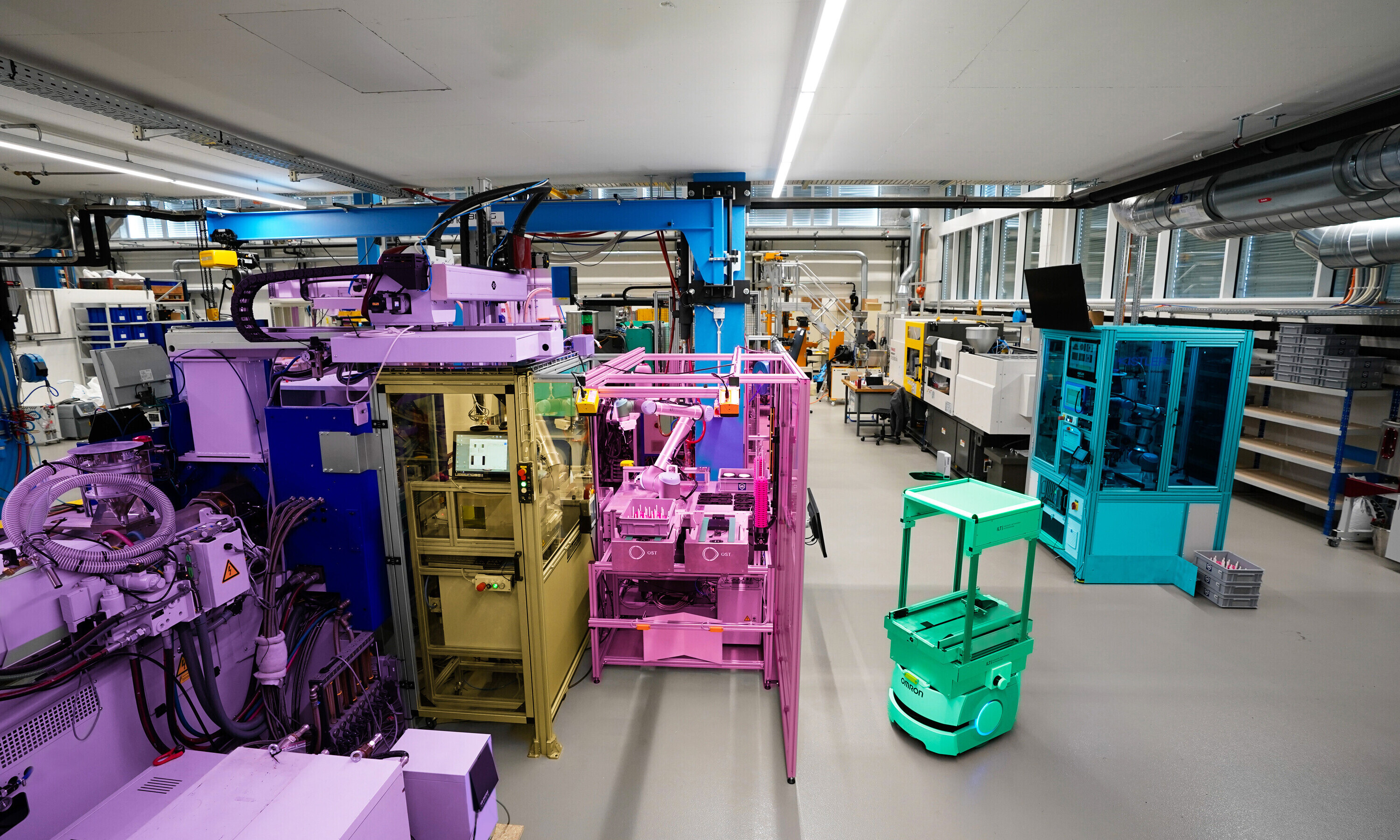 Die Smart Factory der OST besteht aus Spritzgiessmaschine, Lasermarkierung zur Identifikation jedes Bauteils, Handling­-Roboter, Logistik­-Roboter, Qualitäts­-Messzelle und Lager.