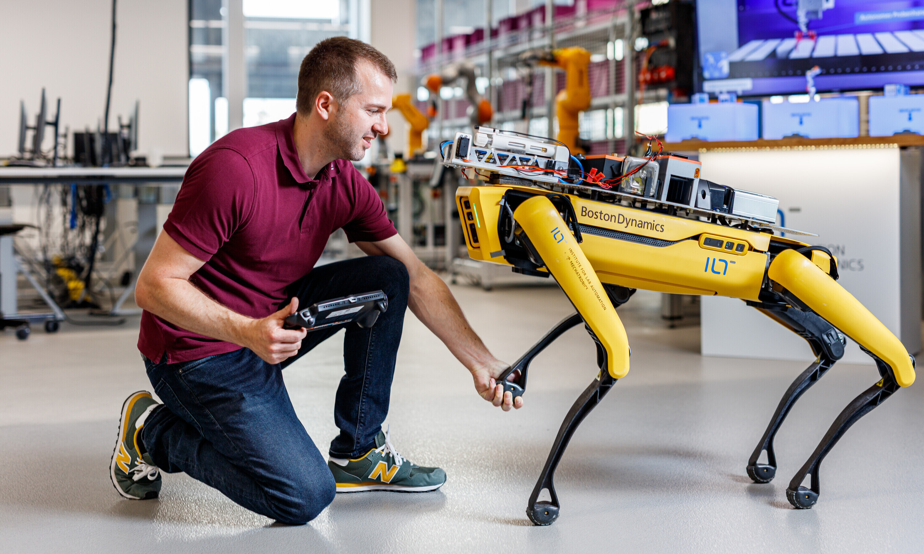 Ein Mitarbeiter des RoboticLab der OST konfiguriert einen roboterhaften Hund.