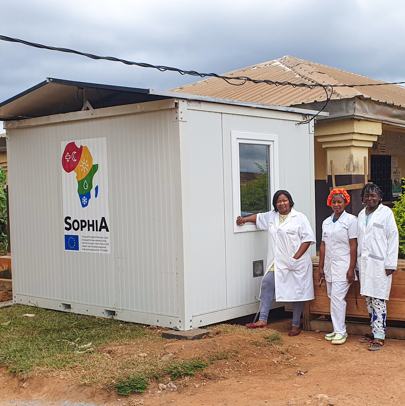Mitarbeiterinnen des Nomayos Health Centre in Kamerun vor dem «PVmedPort Pharmacy».