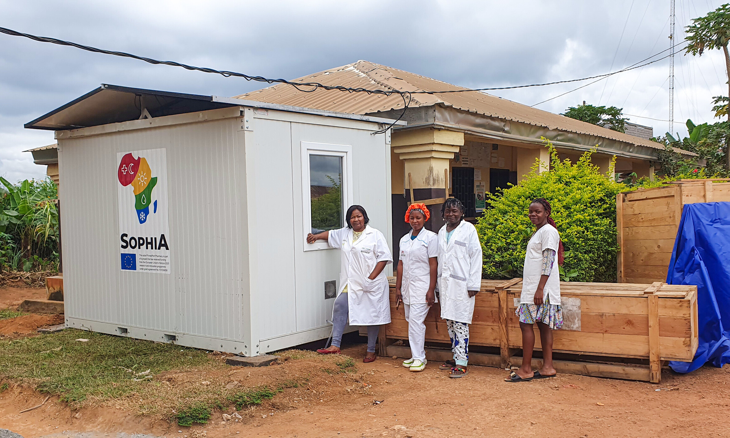 Mitarbeiterinnen des Nomayos Health Centre in Kamerun vor dem «PVmedPort Pharmacy».