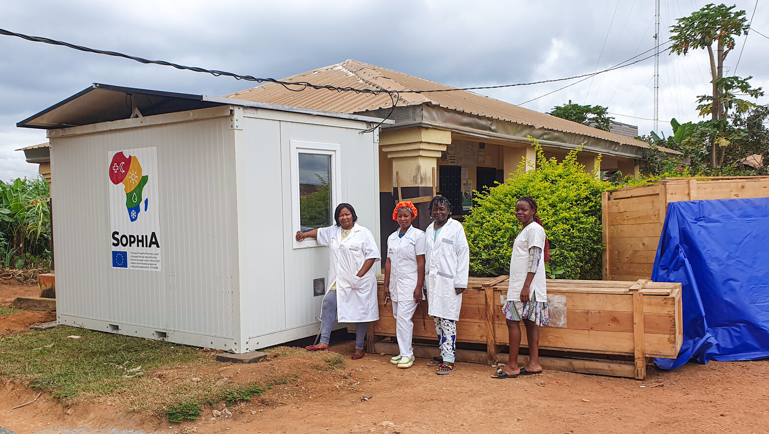 Mitarbeiterinnen des Nomayos Health Centre in Kamerun vor dem «PVmedPort Pharmacy».