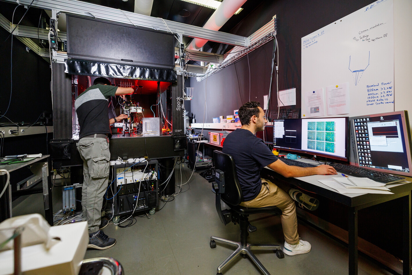 Forschende arbeiten im Labor mit dem Zellmesslaser, der eine bahnbrechende Entwicklung darstellt.