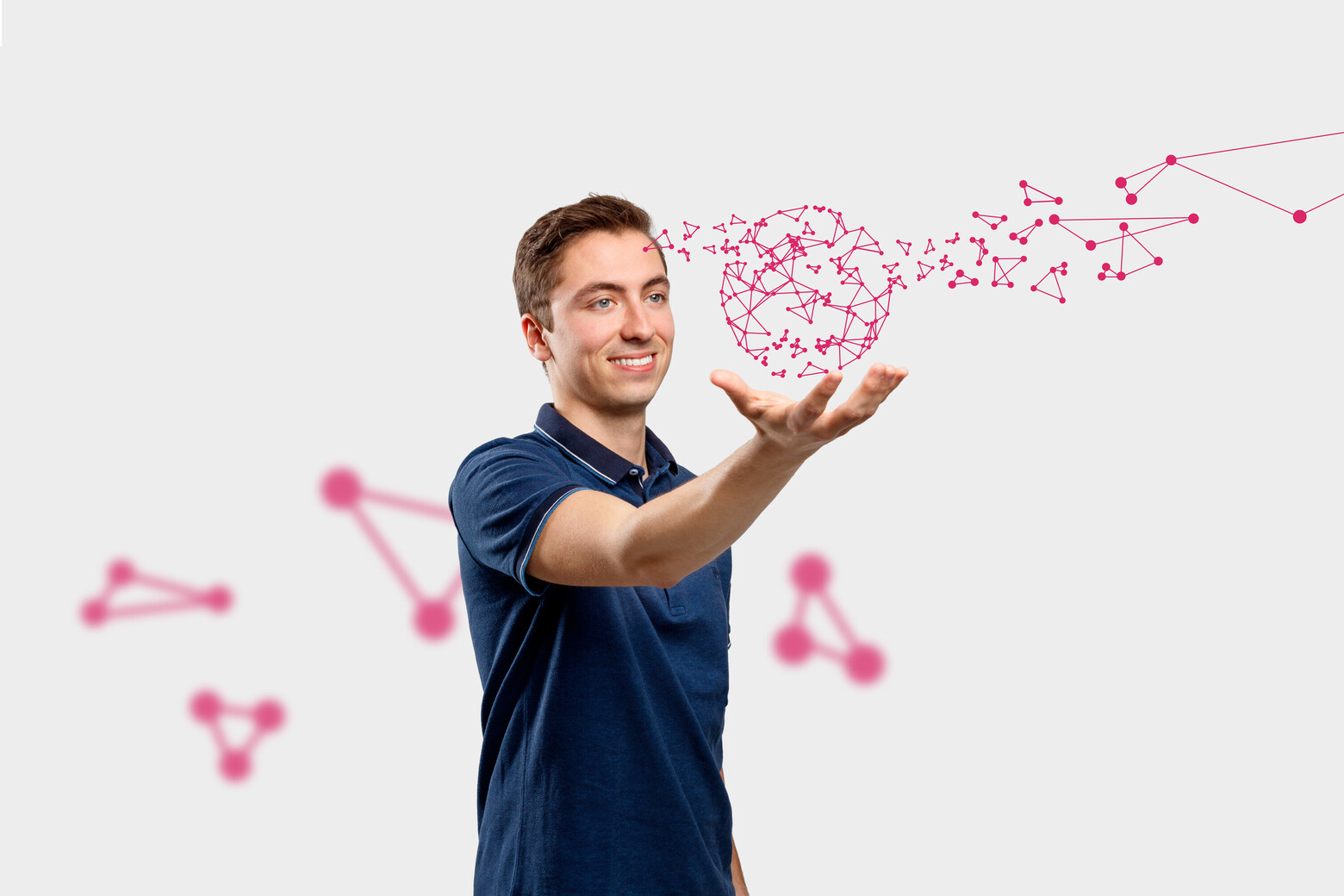 Ein Student steht in einem weissen Raum und hält die Hände für die Daten der digitalen Welt ausgestreckt, die in Form einer Weltkugel dargestellt sind.