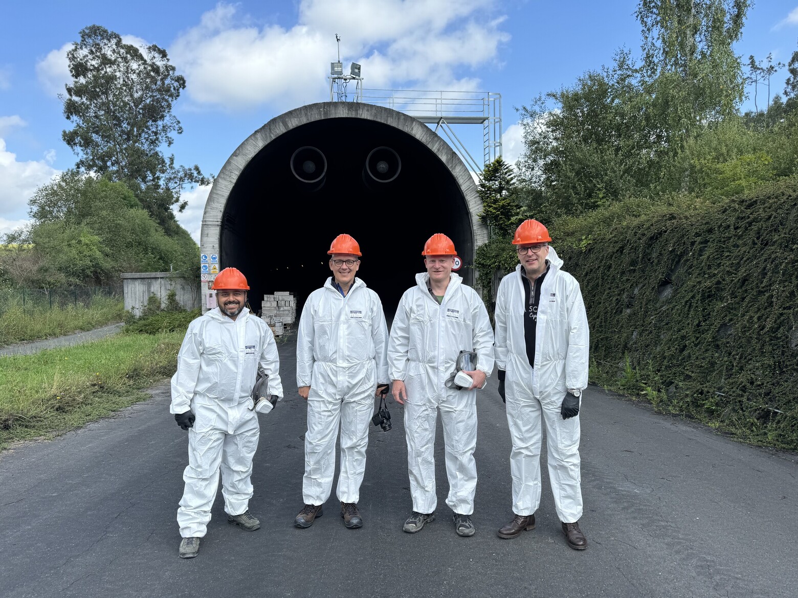 IET-Projektteam vor 600 Meter langem Testtunnel in Spanien.