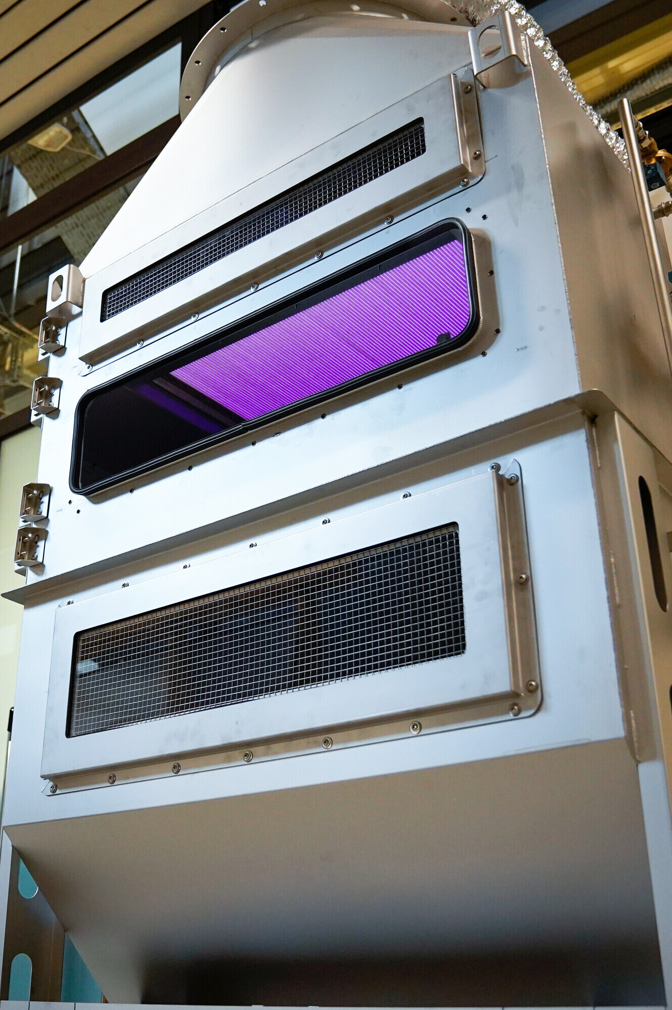 Diese Plasma-Reinigungsmaschine sieht aus wie ein Pizzaofen und reinigt die Abgase komplex und umweltfreundlich.