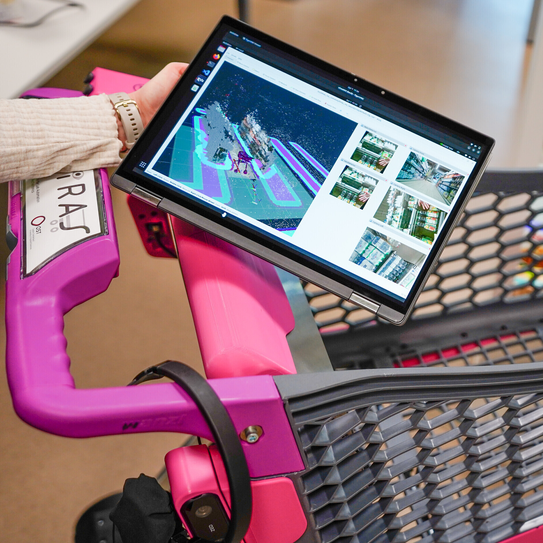 Auf einem Tablet wird gezeigt, wie der intelligente KI-Einkaufswagen seine Umgebung scannt und wahrnimmt.