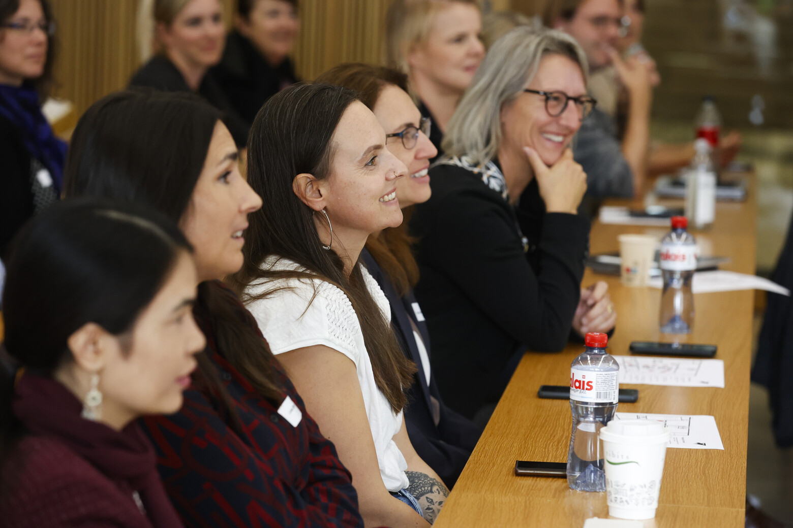 Frauen sitzen gutgelaunt in den Bankreihen der Aula des Fachhochschulzentrums währen des ersten femalITy-Anlasses. 
