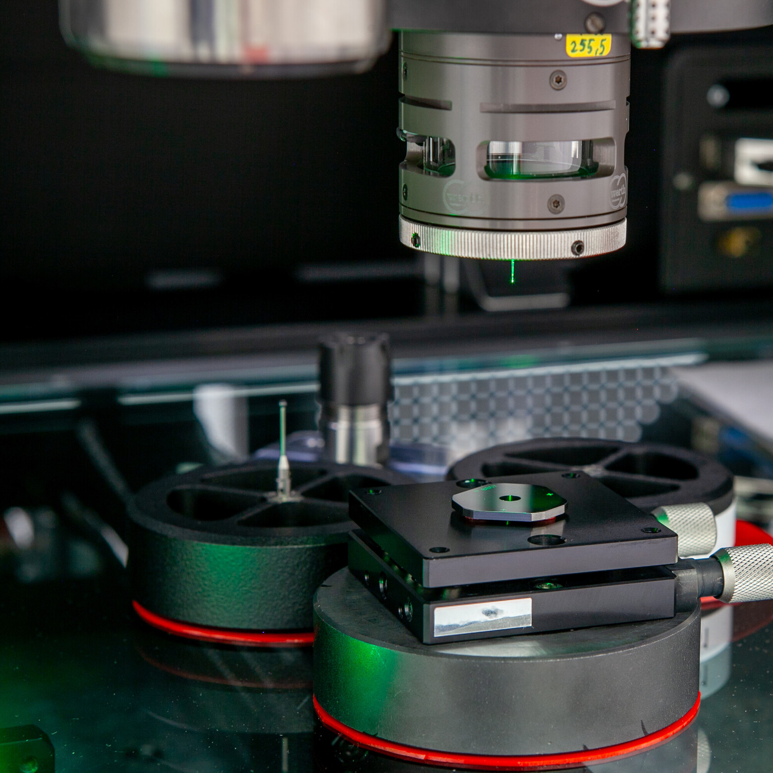 Ein Sensor nähert sich der Weltraumblende für eine Messung.