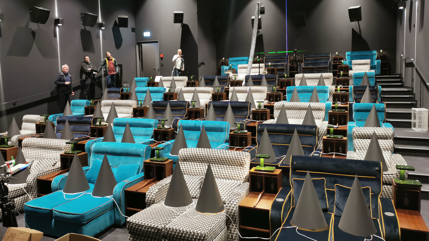  In einem Kinosaal sind auf den Plätzen verschiedene Pylonen verteilt. Diese simulieren die Wärmekonvektion der Kinobesucherinnen und -besucher. 