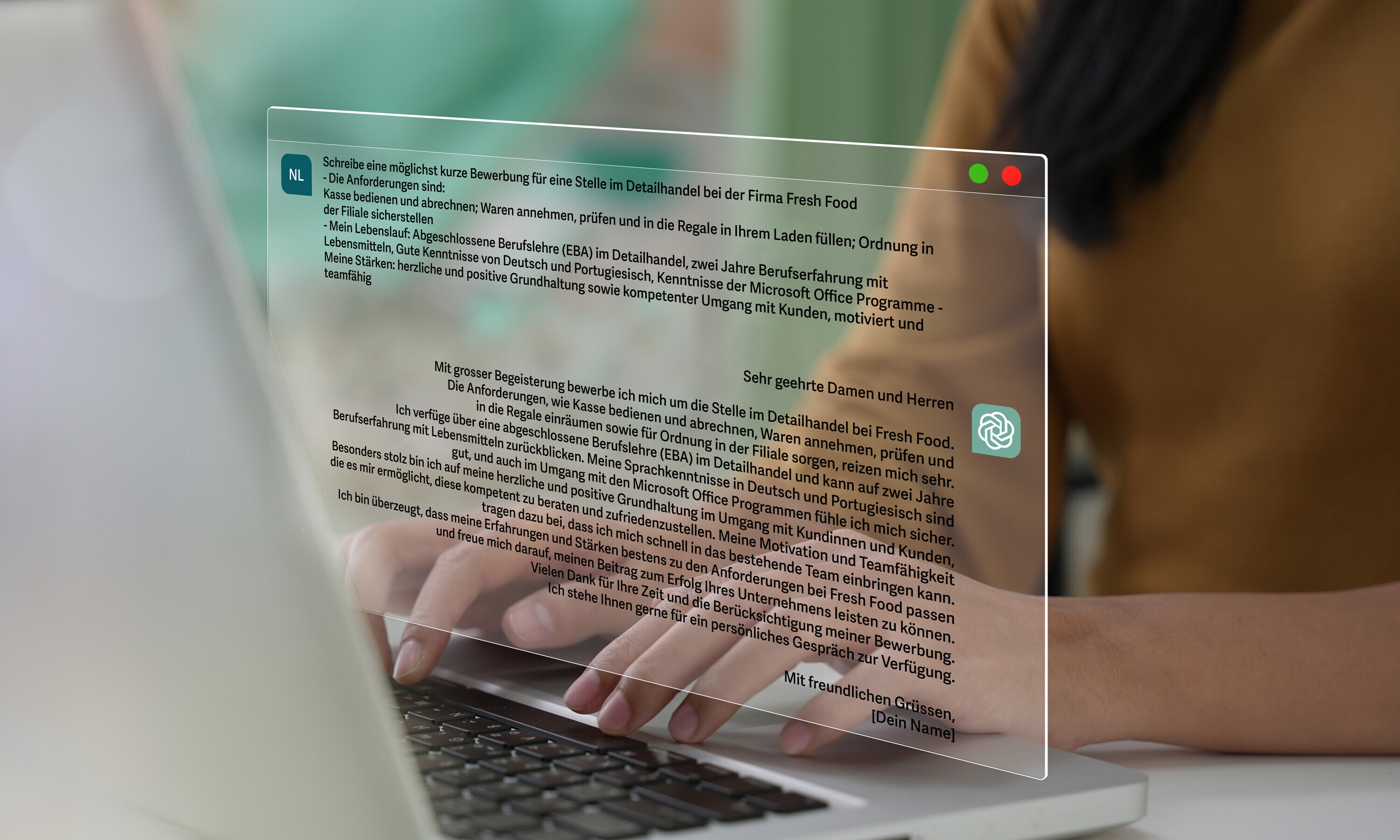 Eine Frau tippt auf einem Laptop, im Vordergrund ist transparent ein Fenster mit einer ChatGPT-Konversation eingeblendet. 
