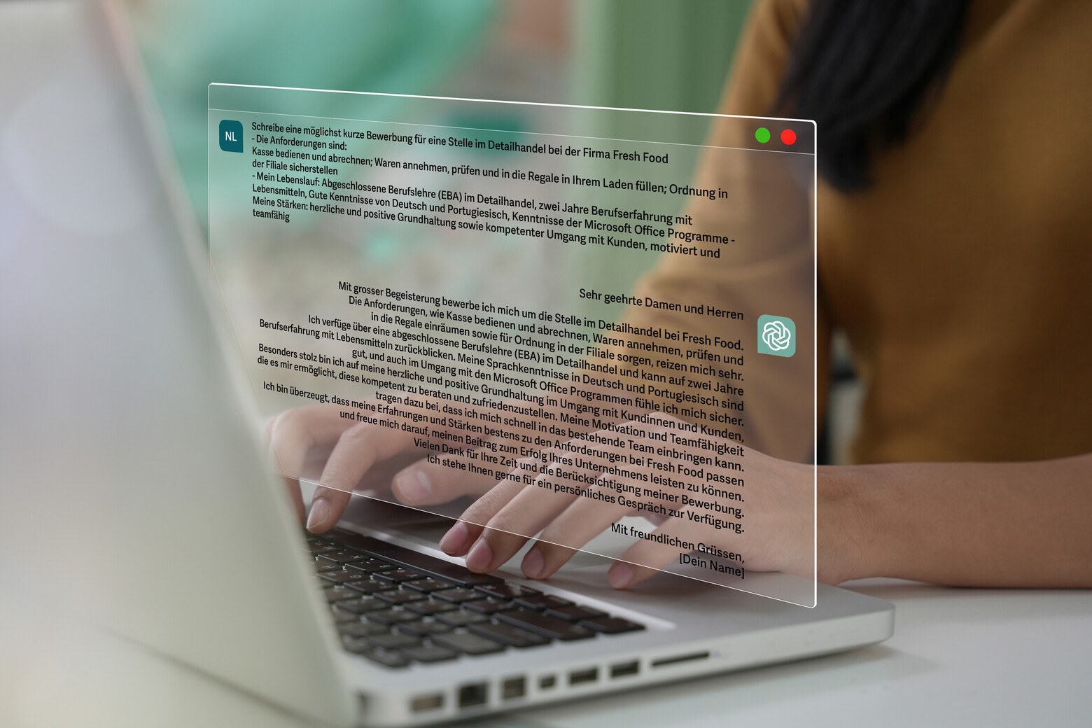 Eine Frau tippt auf einem Laptop, im Vordergrund ist transparent ein Fenster mit einer ChatGPT-Konversation eingeblendet. 