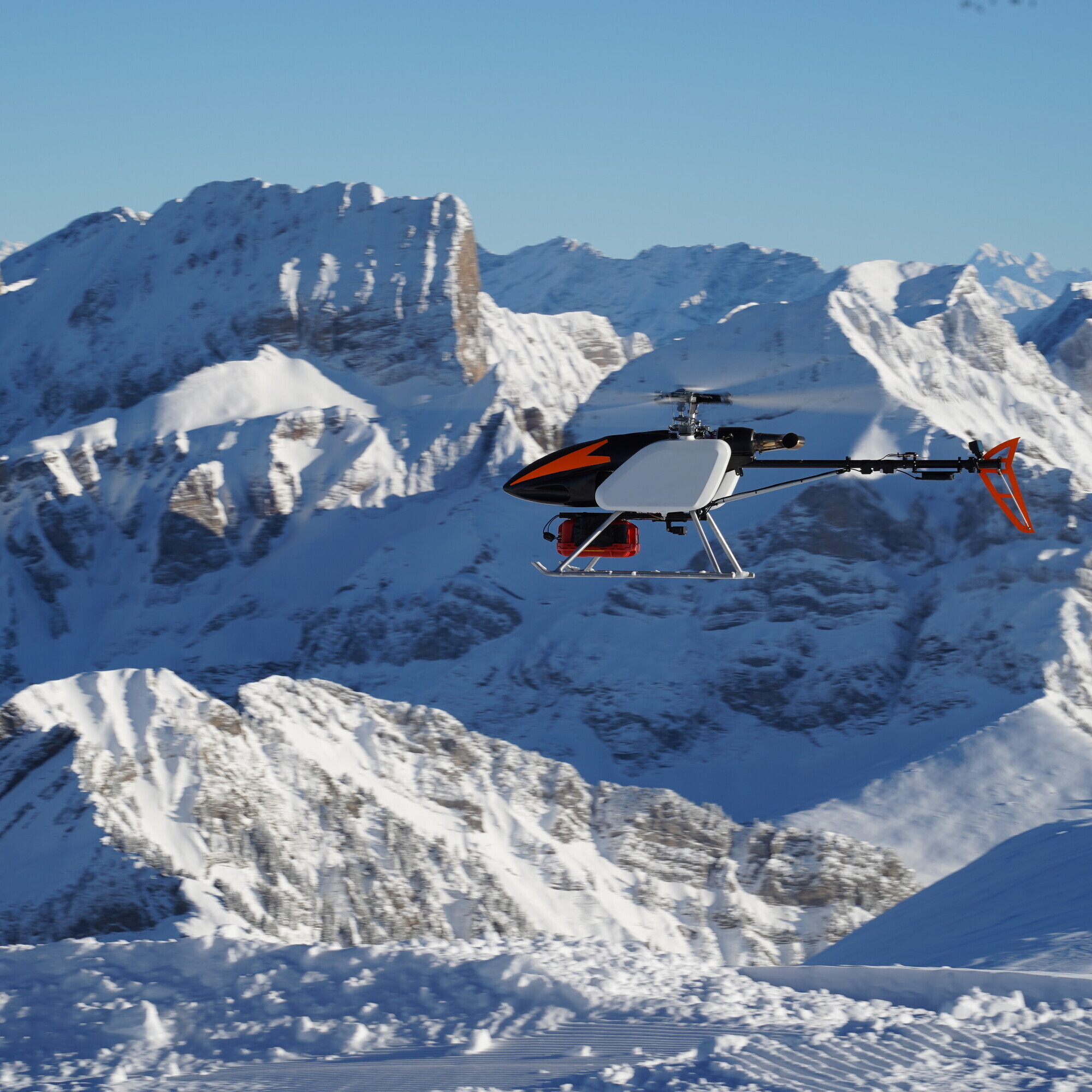 Der Helikopter fliegt unbemannt.