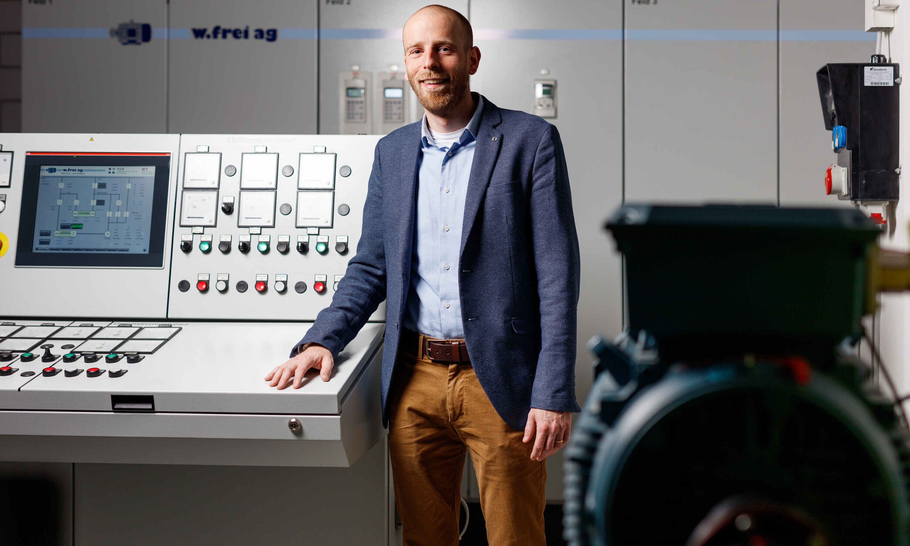 Michael Schueller, IET, vor einer Schaltzentrale.