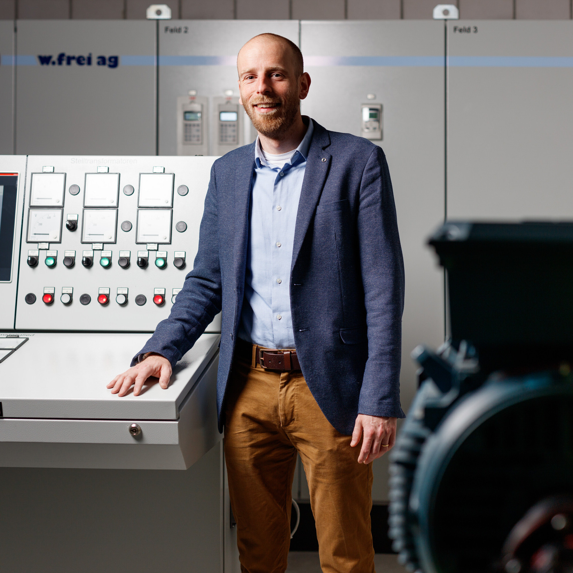 Michael Schueller, IET, vor einer Schaltzentrale.