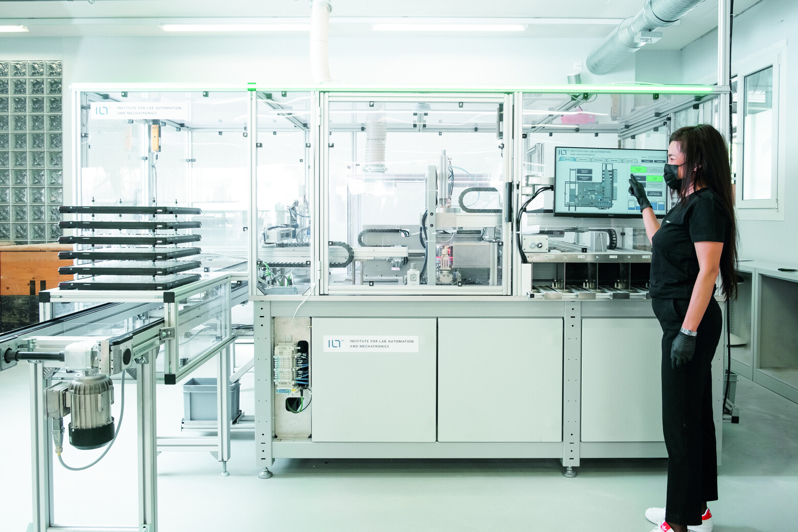 Die grosse Sondermaschine entwickelt mit dem System fast 95 Prozent der Herstellungsschritte.