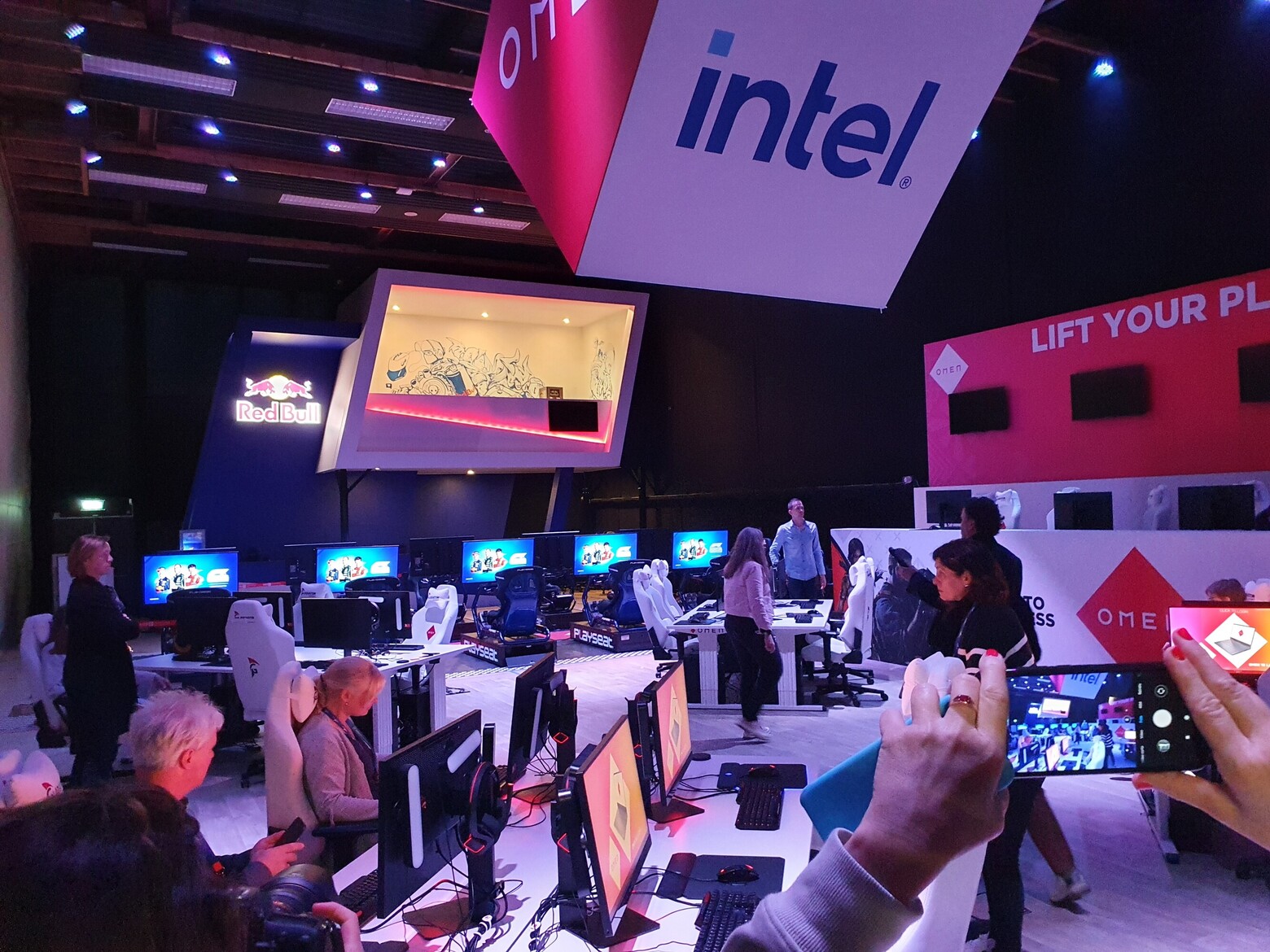 In blauem Licht gibt es viele Computer, die von den unterschiedlichsten Personen genutzt werden.