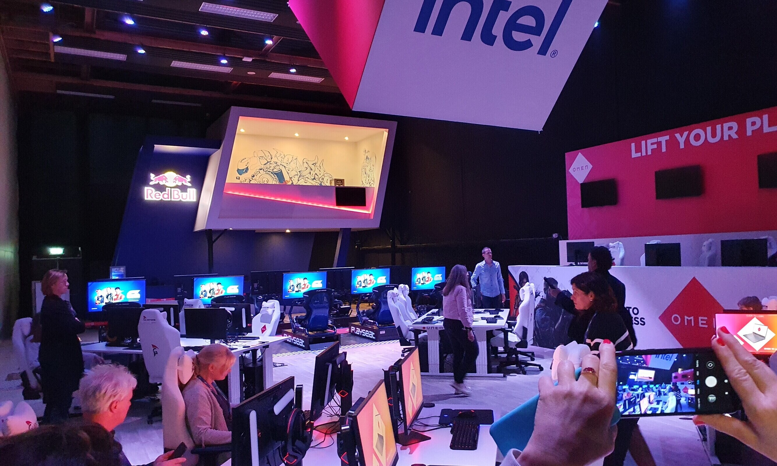 In blauem Licht gibt es viele Computer, die von den unterschiedlichsten Personen genutzt werden.