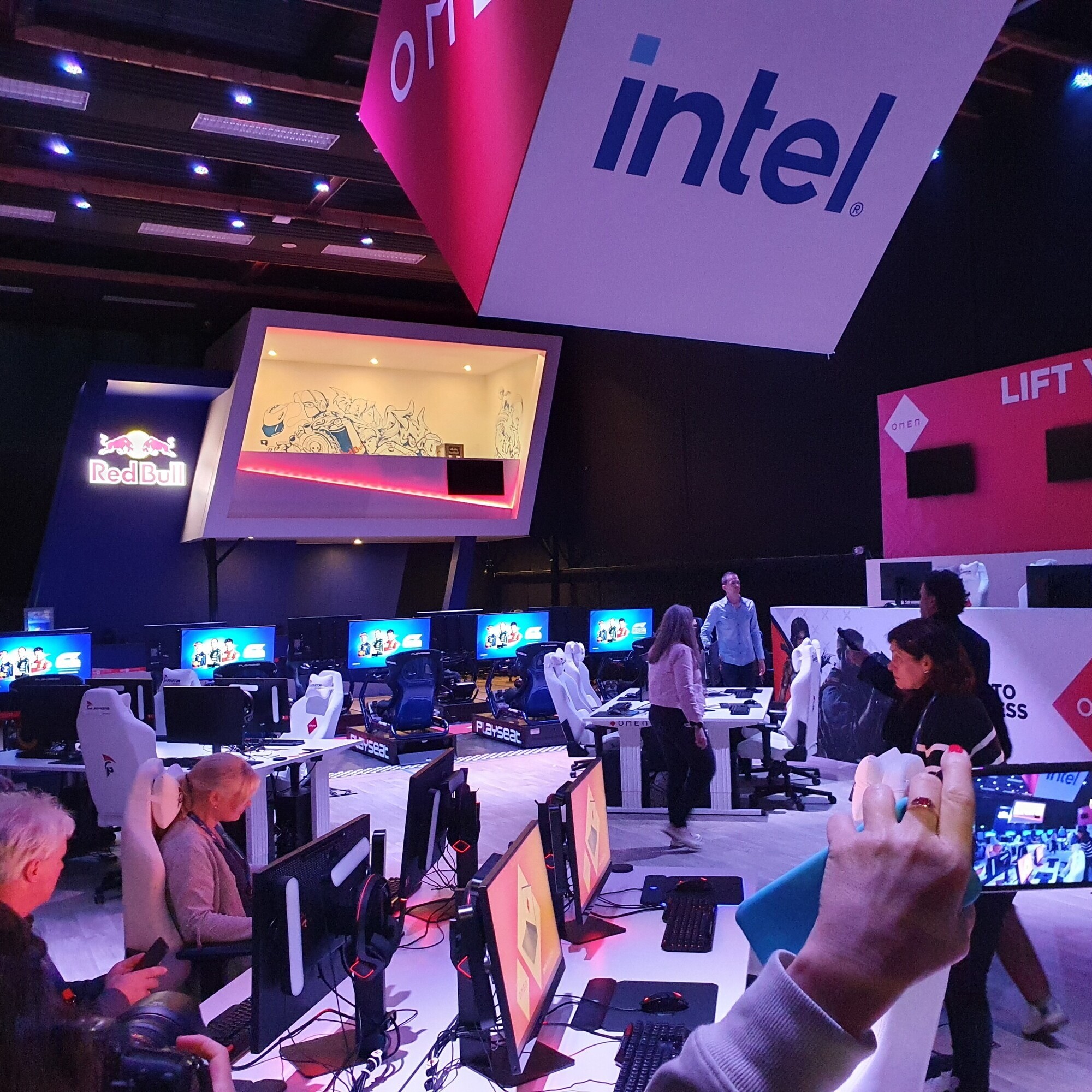 In blauem Licht gibt es viele Computer, die von den unterschiedlichsten Personen genutzt werden.